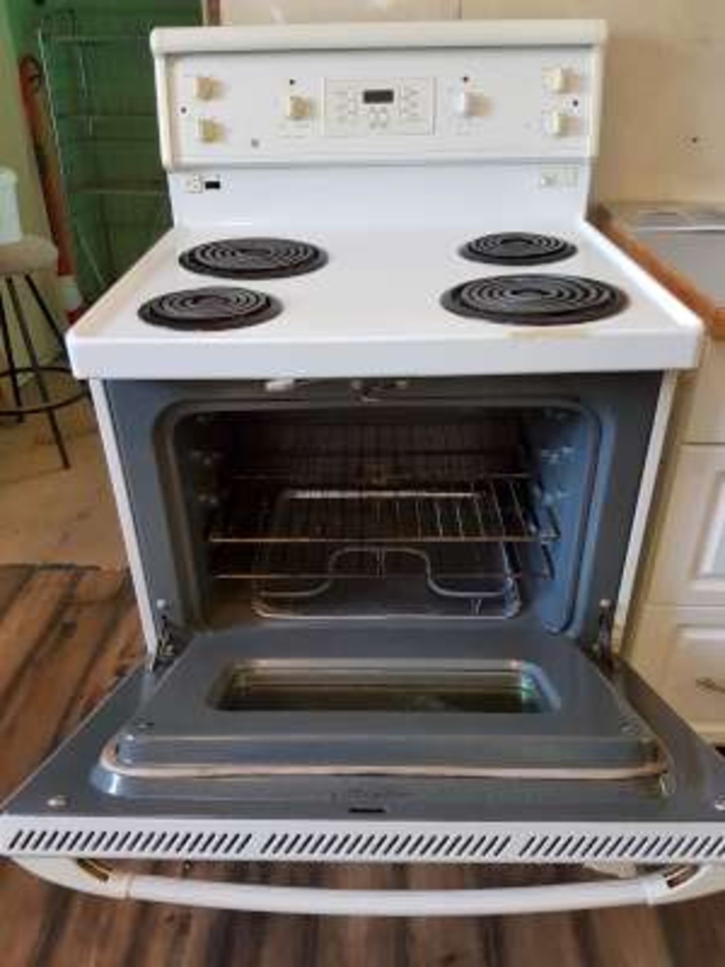 GE Electric stove w/self cleaning oven - Image 2 of 2