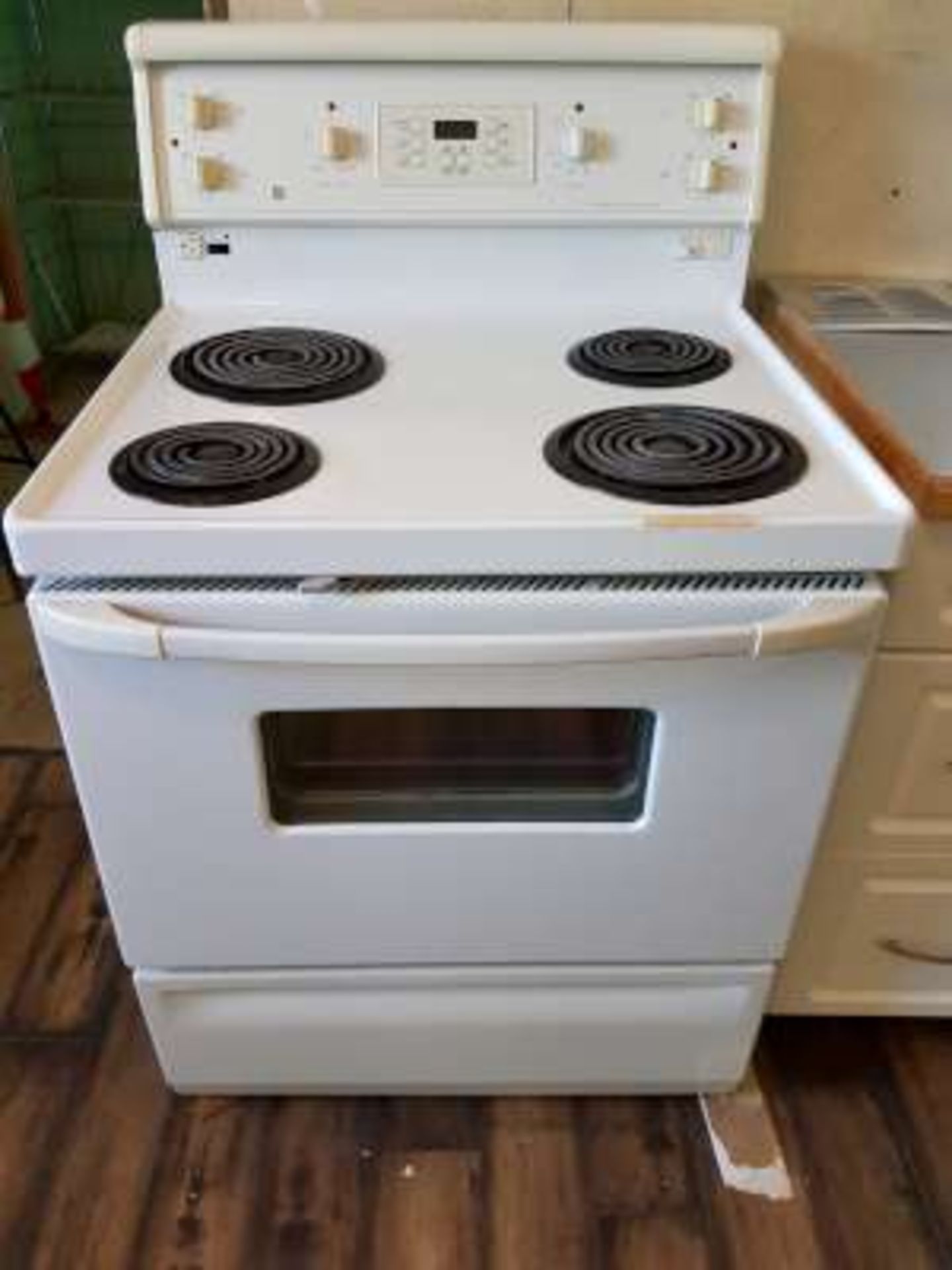 GE Electric stove w/self cleaning oven