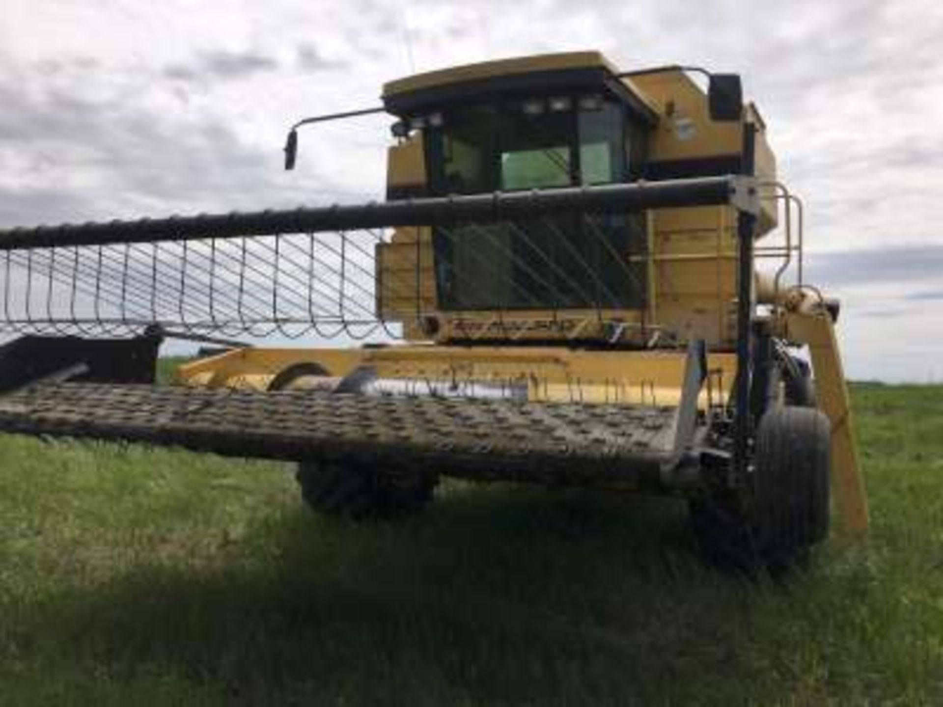 NH TR97 combine, cab, twin rotor, 30.5Lx32 tires, (3153 engine hrs) (2433 threshing hrs), NH 971 Hdr