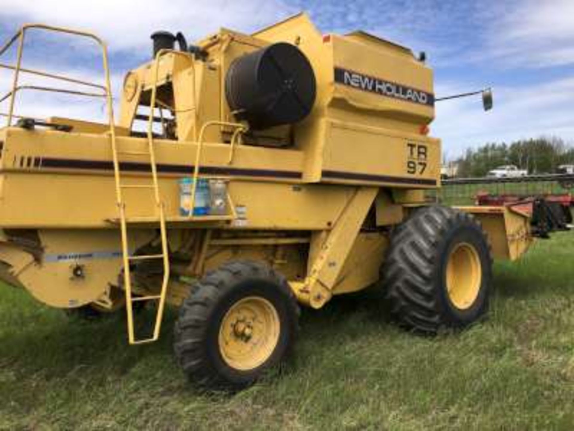 NH TR97 combine, cab, twin rotor, 30.5Lx32 tires, (3153 engine hrs) (2433 threshing hrs), NH 971 Hdr - Image 5 of 6