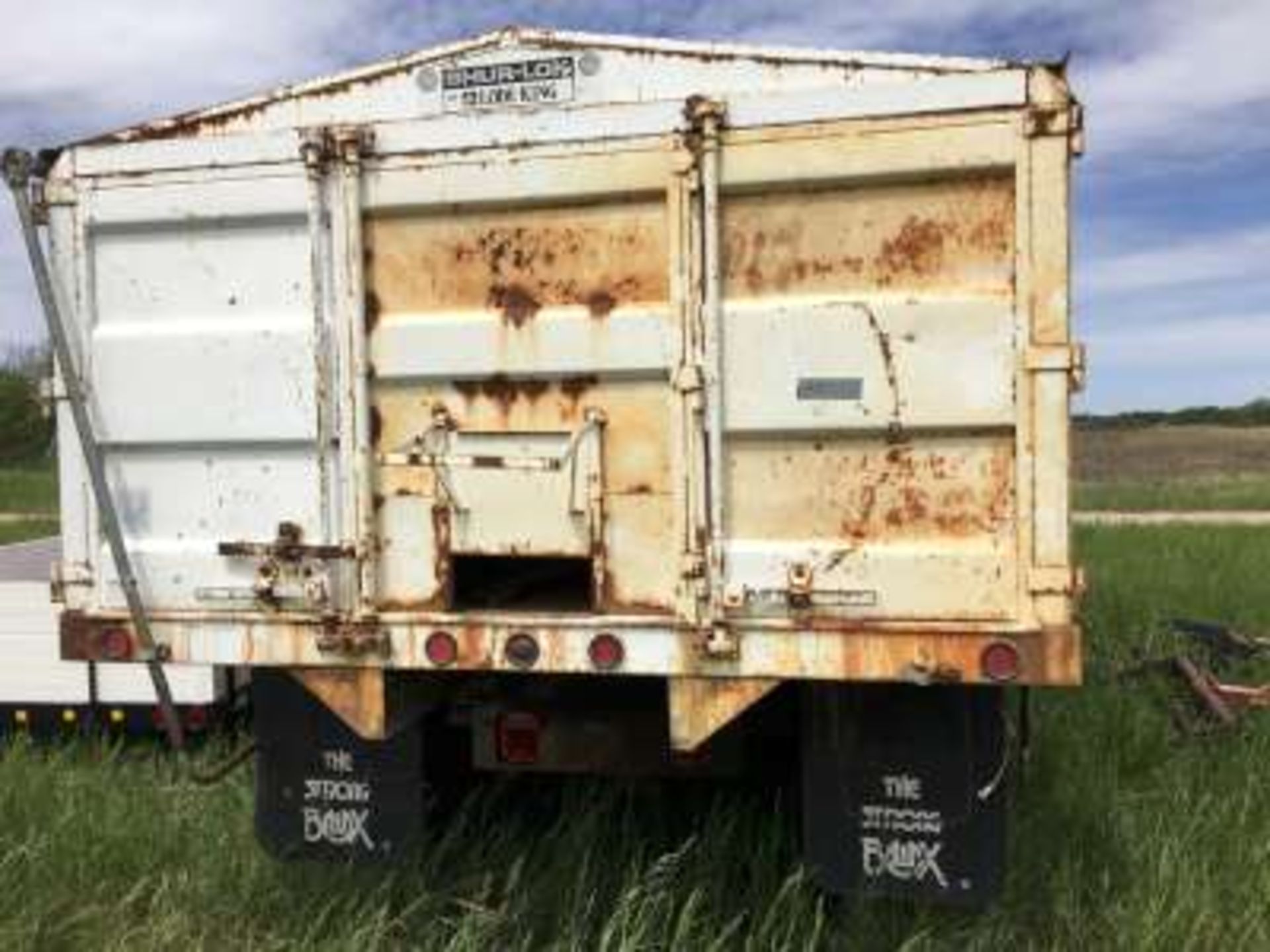 International CabOver grain truck w/15ft Box, Hoist and tarp (Not running) - Image 4 of 5