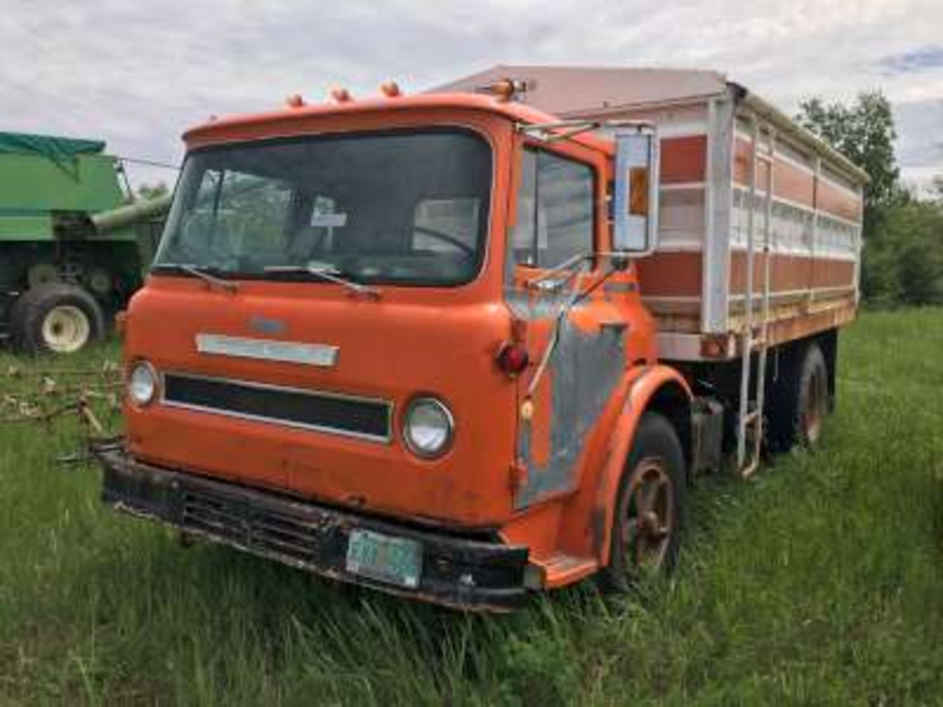 International CabOver grain truck w/15ft Box, Hoist and tarp (Not running)