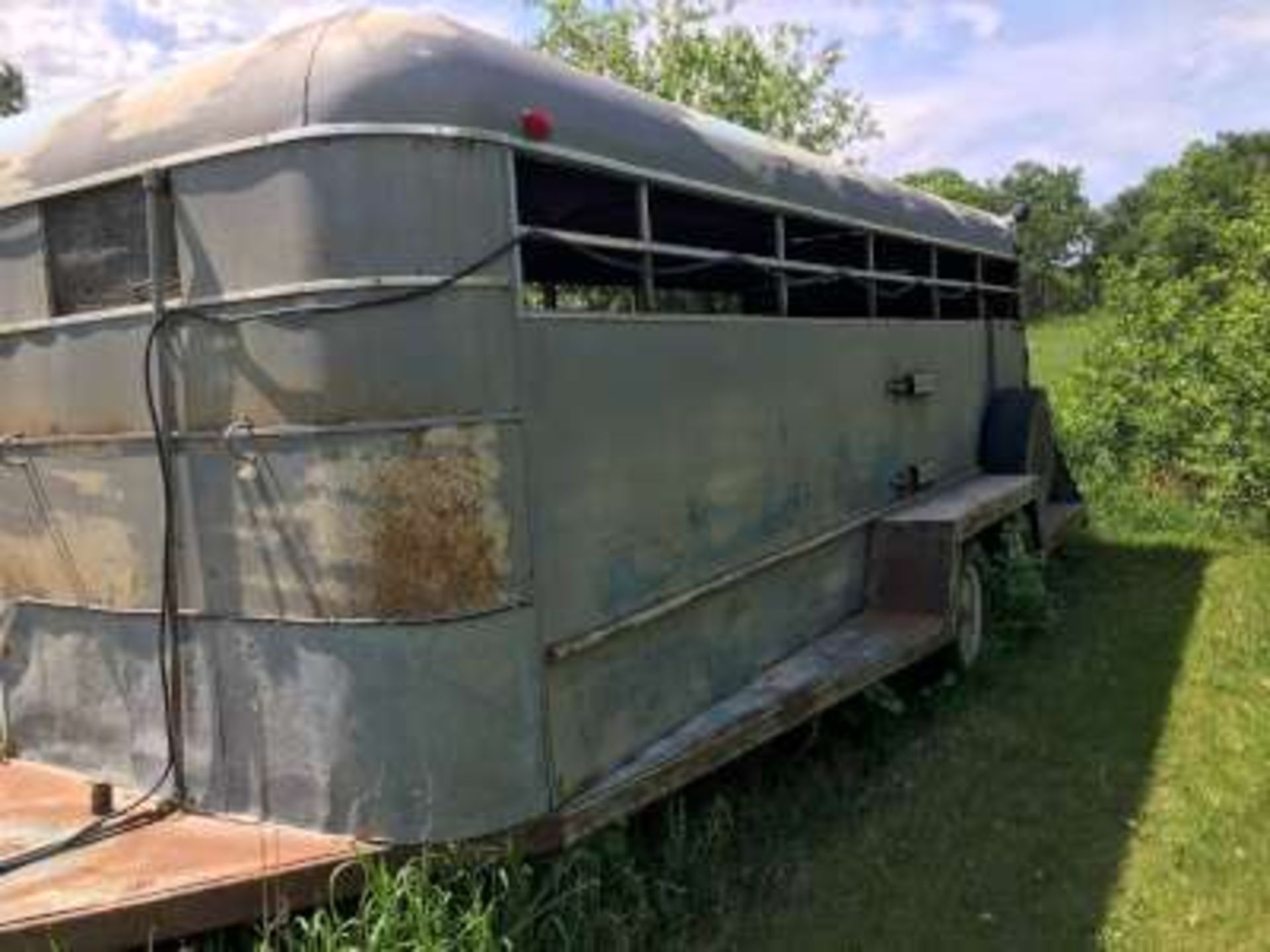Cattle trailer, approx 18ft, bumper hitch, tandem axle - Image 3 of 5