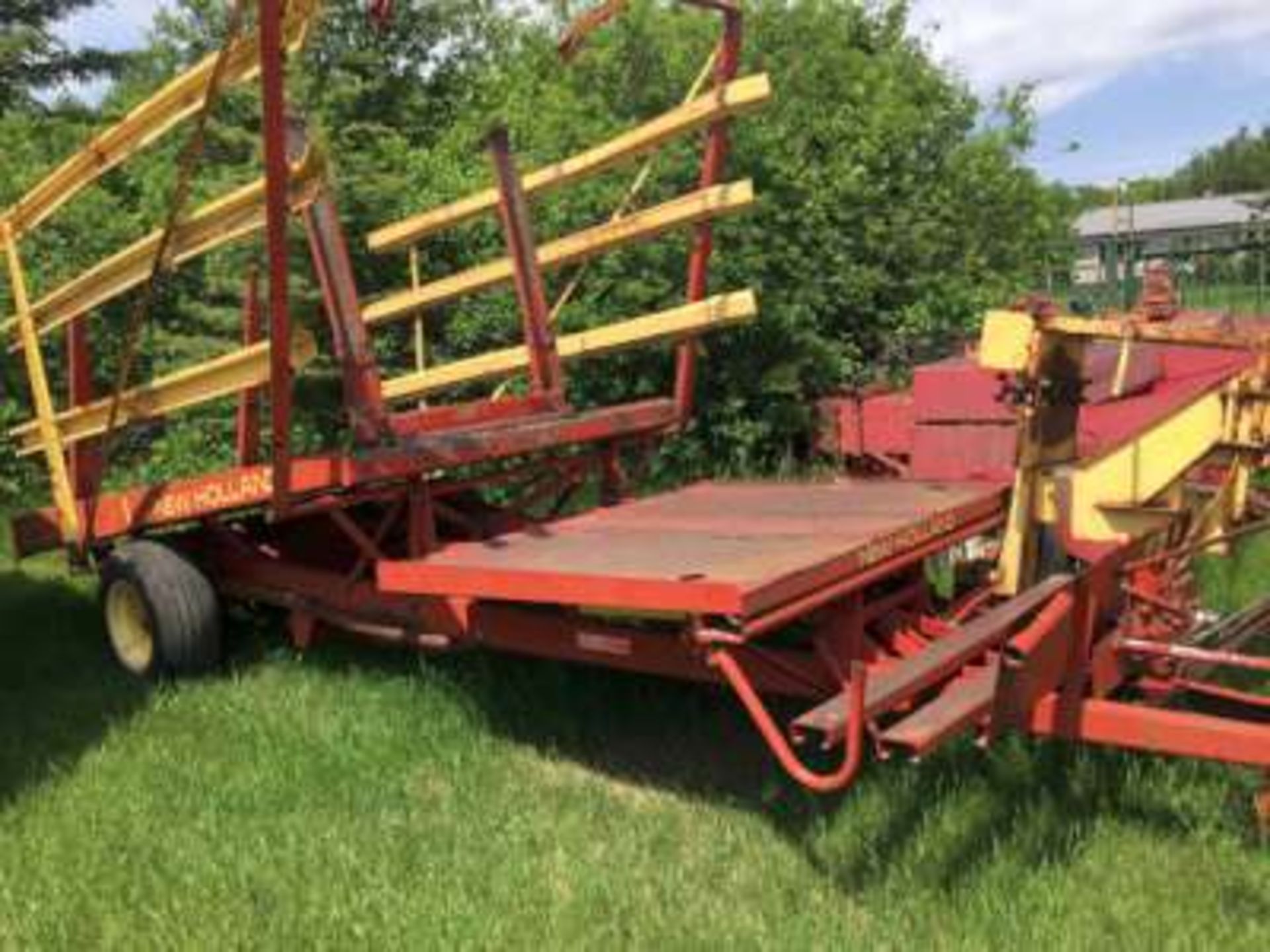 NH 1002 bale wagon (55 bale capacity)