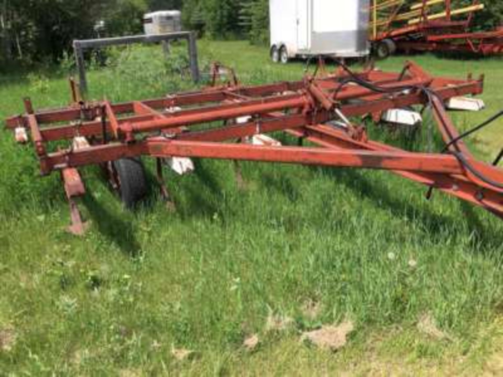 17ft IHC chisel plow w/mtd harrows