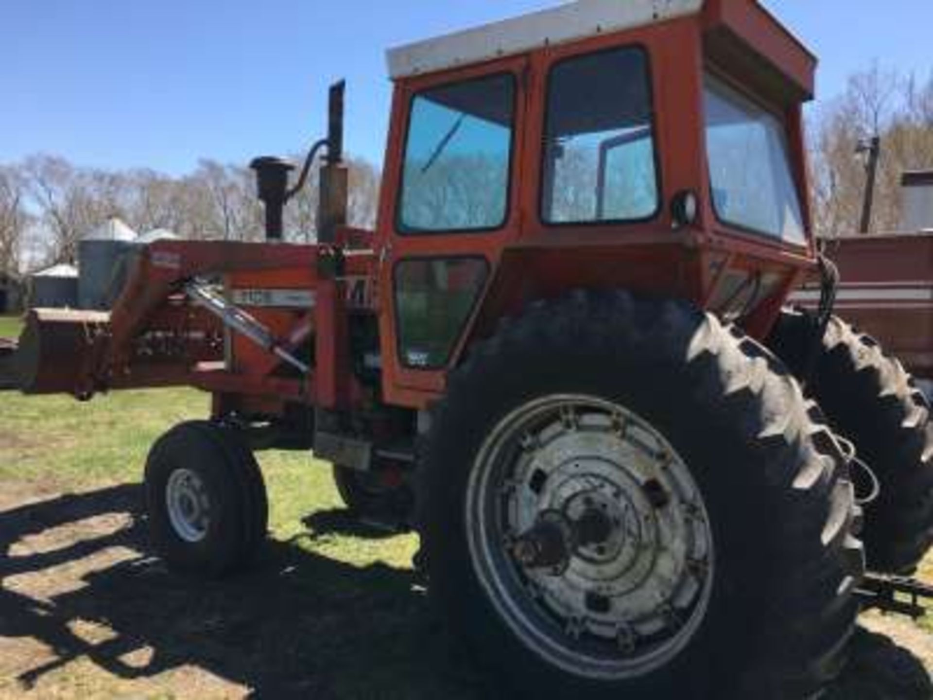 MF 1105 tractor, dsl, cab, 8622hrs, Leons FEL, 6ft bucket, 18.4x38 tires (new), c/w duals, dual - Image 5 of 5