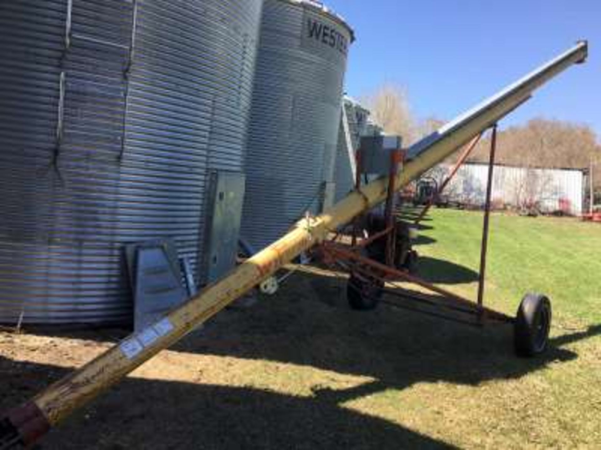 Westfield grain auger, 7x36, 16hp B&S motor