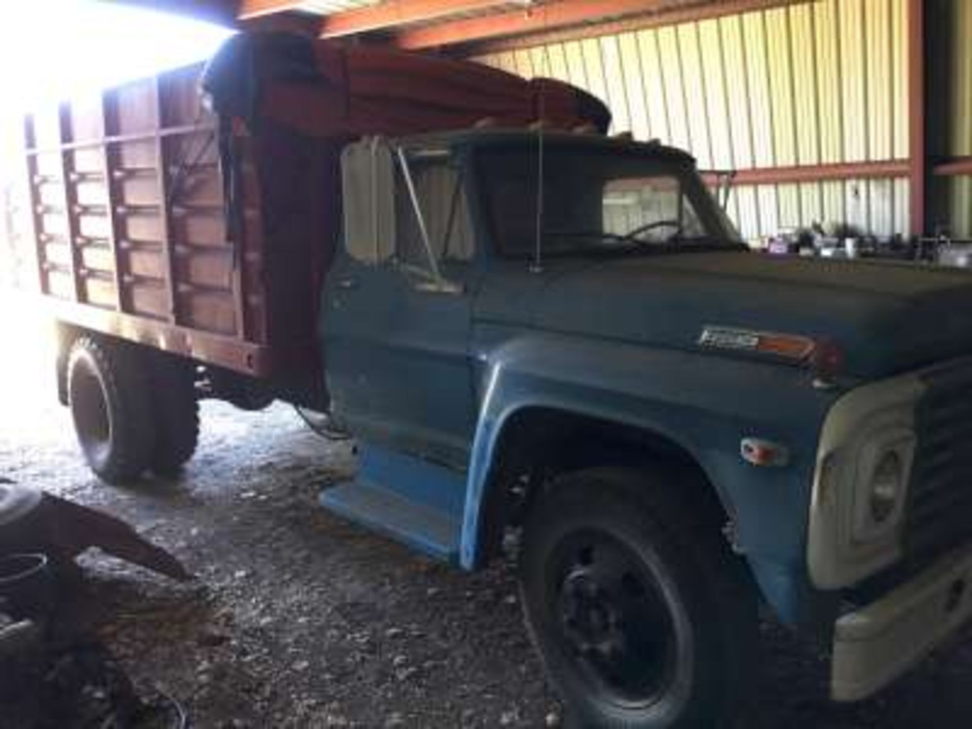 1969 Ford 600 grain truck, 330V8 motor,14ft box, drill fill, hyd, 4 & 2 speed, 9.00x20 tires(good), - Image 3 of 4