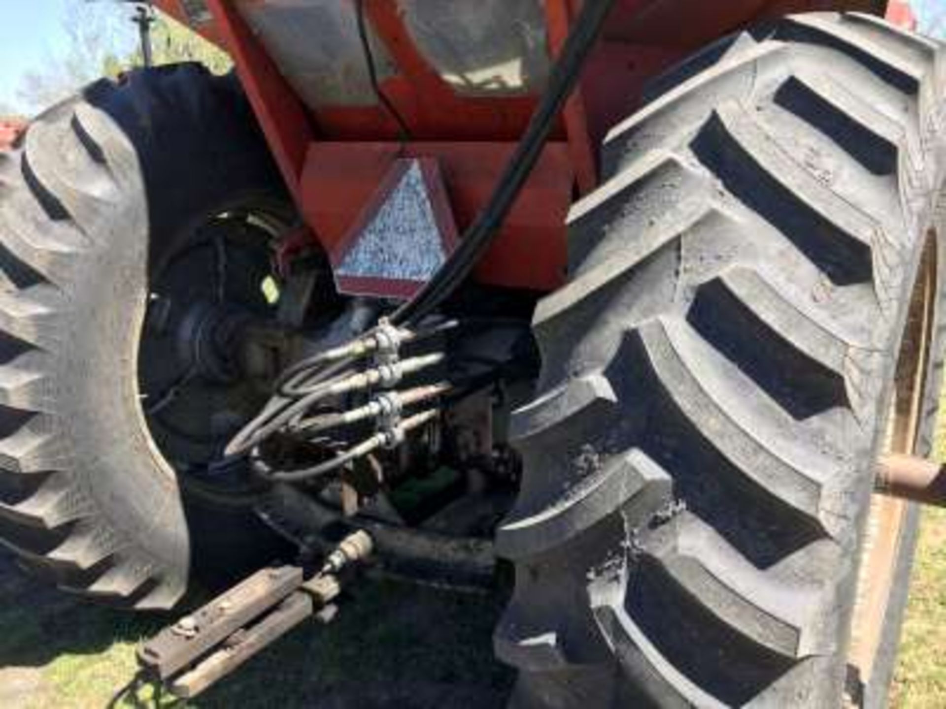 MF 1105 tractor, dsl, cab, 8622hrs, Leons FEL, 6ft bucket, 18.4x38 tires (new), c/w duals, dual - Image 4 of 5