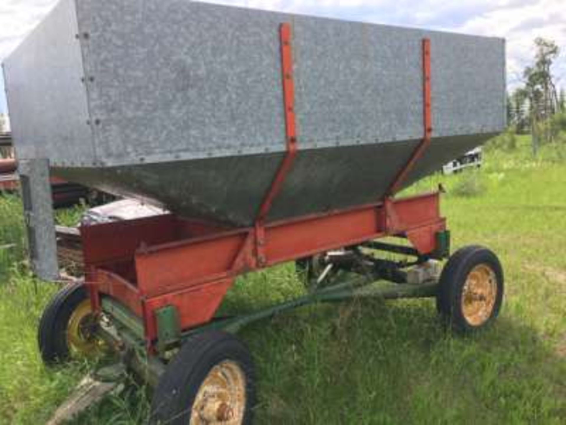 Hopper tank w/JD wagon