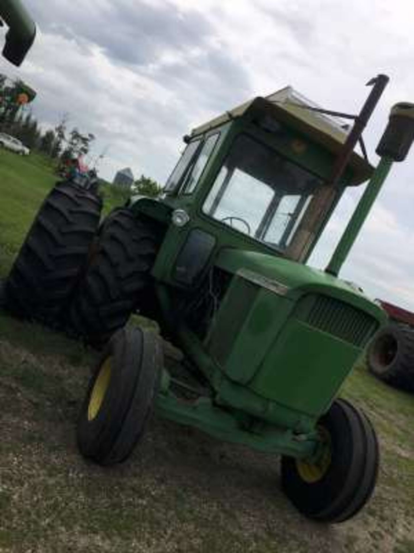 1964-65? JD 5020 tractor, dsl,cab,24.5x32 tires w/duals, 2hyds, pto, s/n T323R013202R - Image 4 of 5