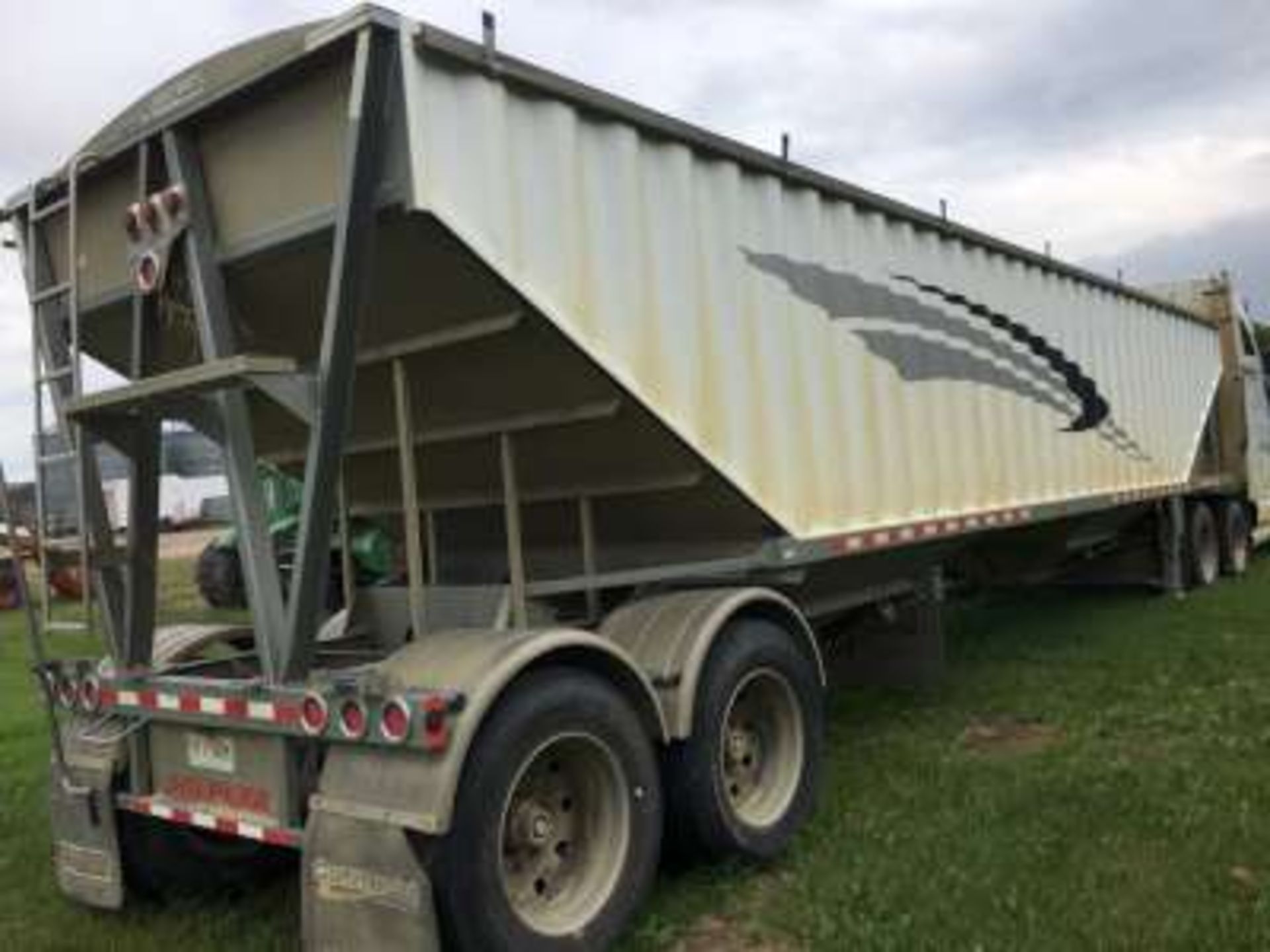 2010 Doepker grain trailer, dual hopper, roll away tarp, 11R24.5 tires (good) s/n 2DEGBSZ24A1026033 - Image 4 of 8