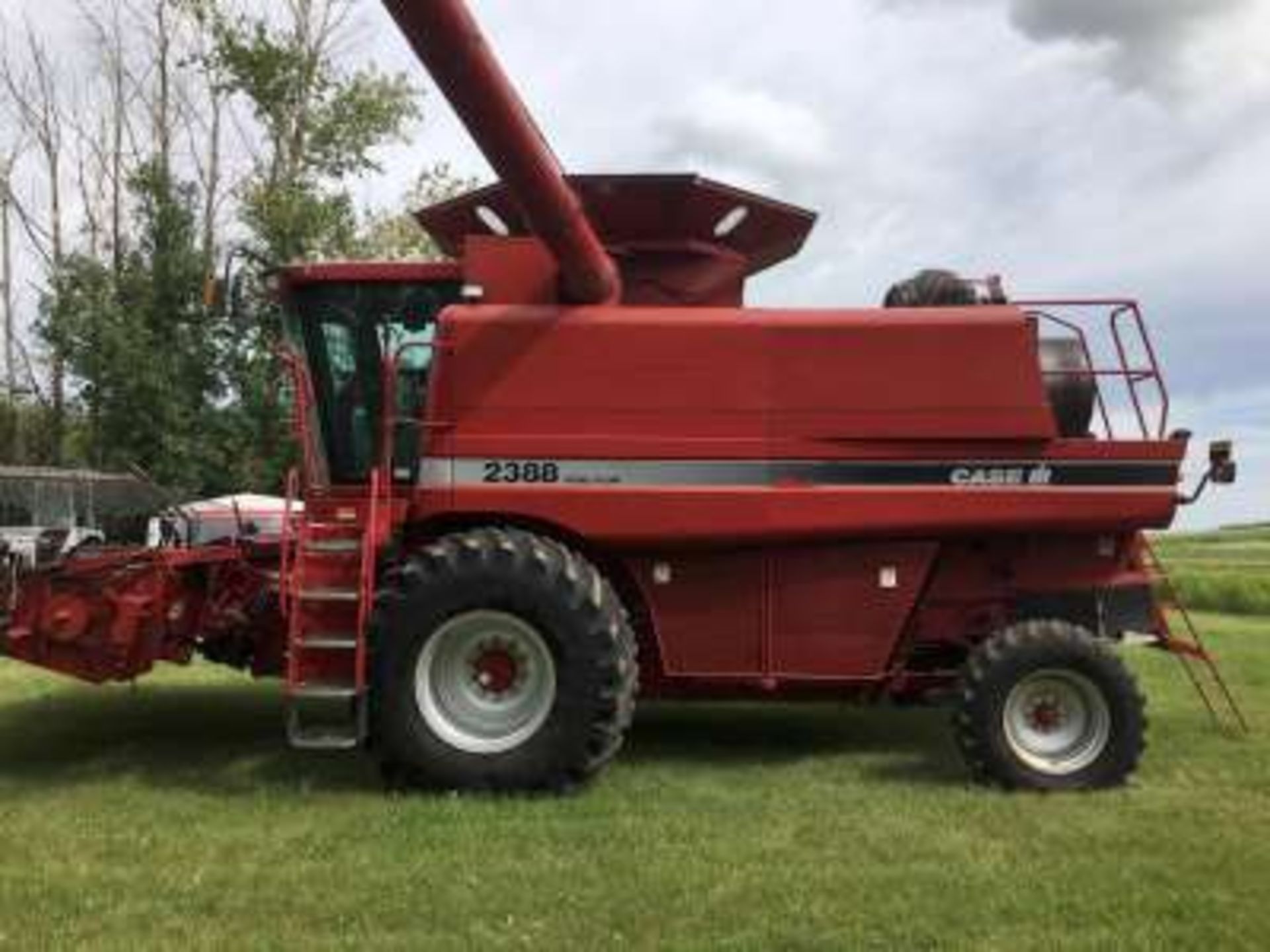 2002 Case IH2388 Axial Flow combine, cab, long unloading auger, 30.5x32 rubber, chaff spreaders, - Image 4 of 9