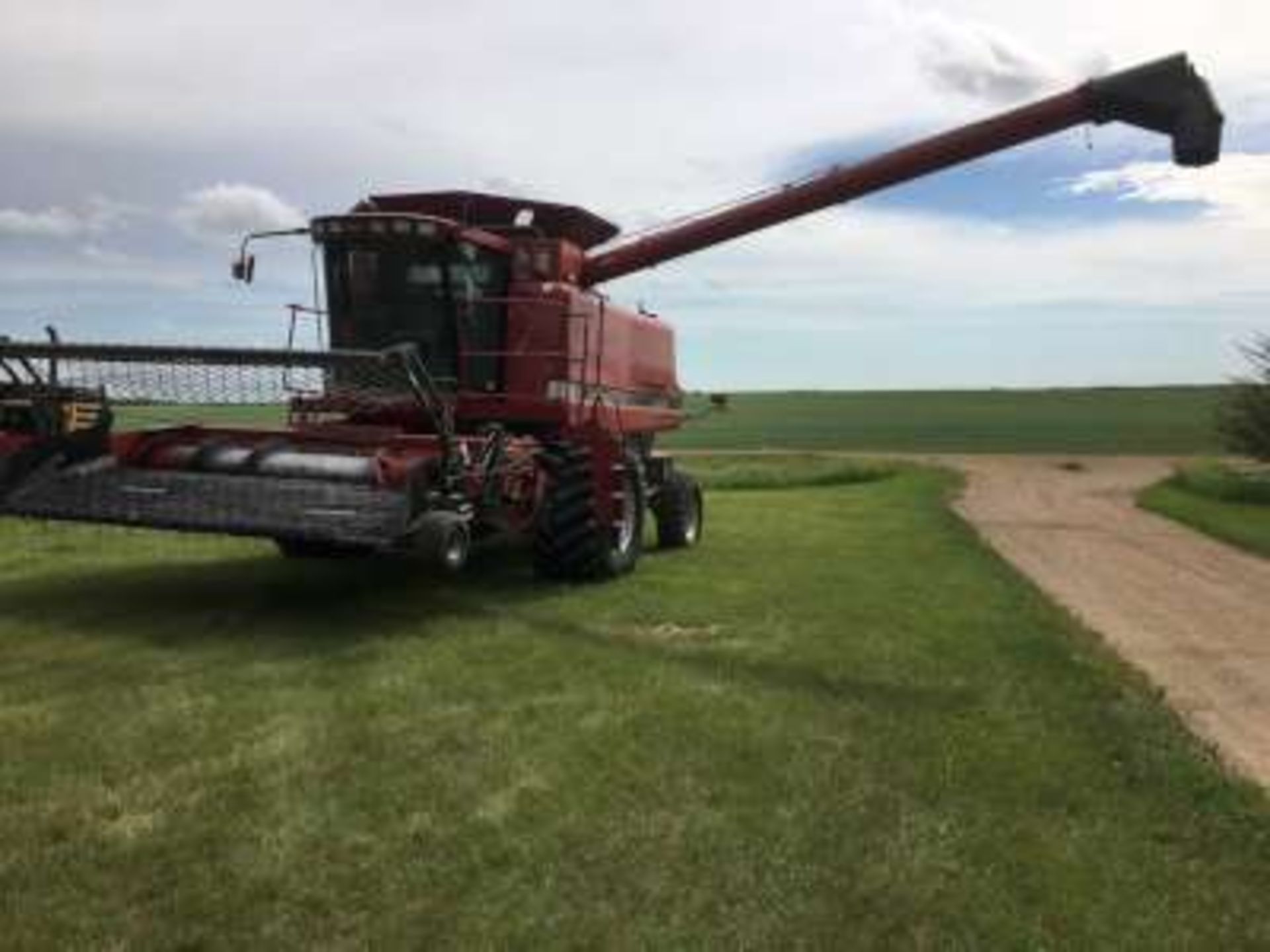 2002 Case IH2388 Axial Flow combine, cab, long unloading auger, 30.5x32 rubber, chaff spreaders, - Image 8 of 9