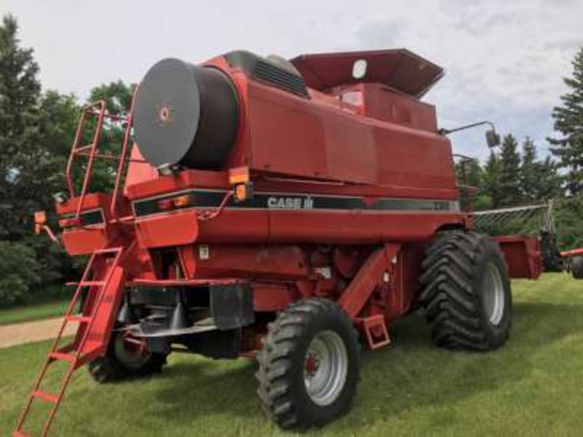 2002 Case IH2388 Axial Flow combine, cab, long unloading auger, 30.5x32 rubber, chaff spreaders, - Image 2 of 9