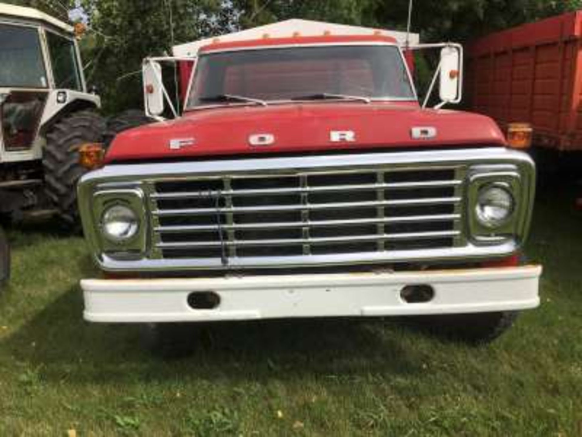 1976 Ford F600 3 Ton grain truck, 330 V8, 8x16ft steel box w/roll tarp, 5x2 trans, pto, 49270 - Image 2 of 8