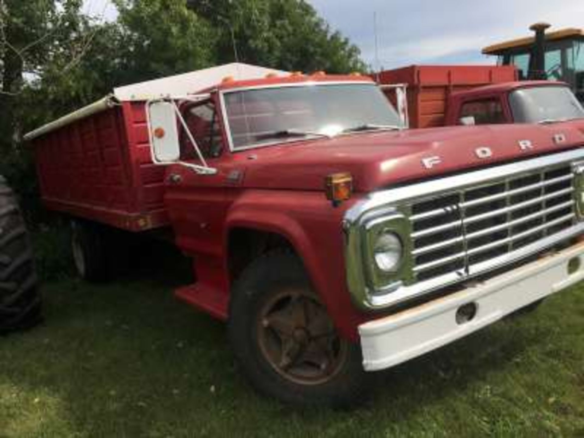 1976 Ford F600 3 Ton grain truck, 330 V8, 8x16ft steel box w/roll tarp, 5x2 trans, pto, 49270 - Image 3 of 8