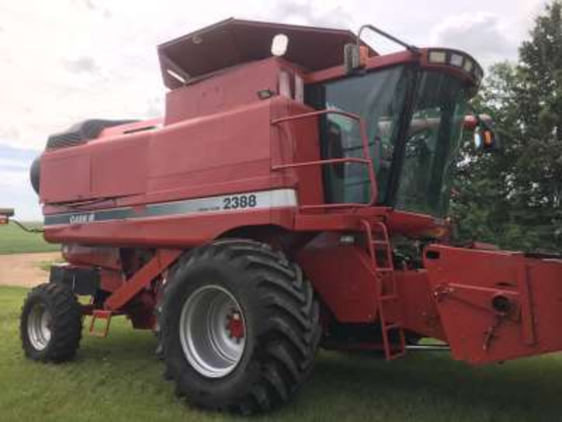 2002 Case IH2388 Axial Flow combine, cab, long unloading auger, 30.5x32 rubber, chaff spreaders,