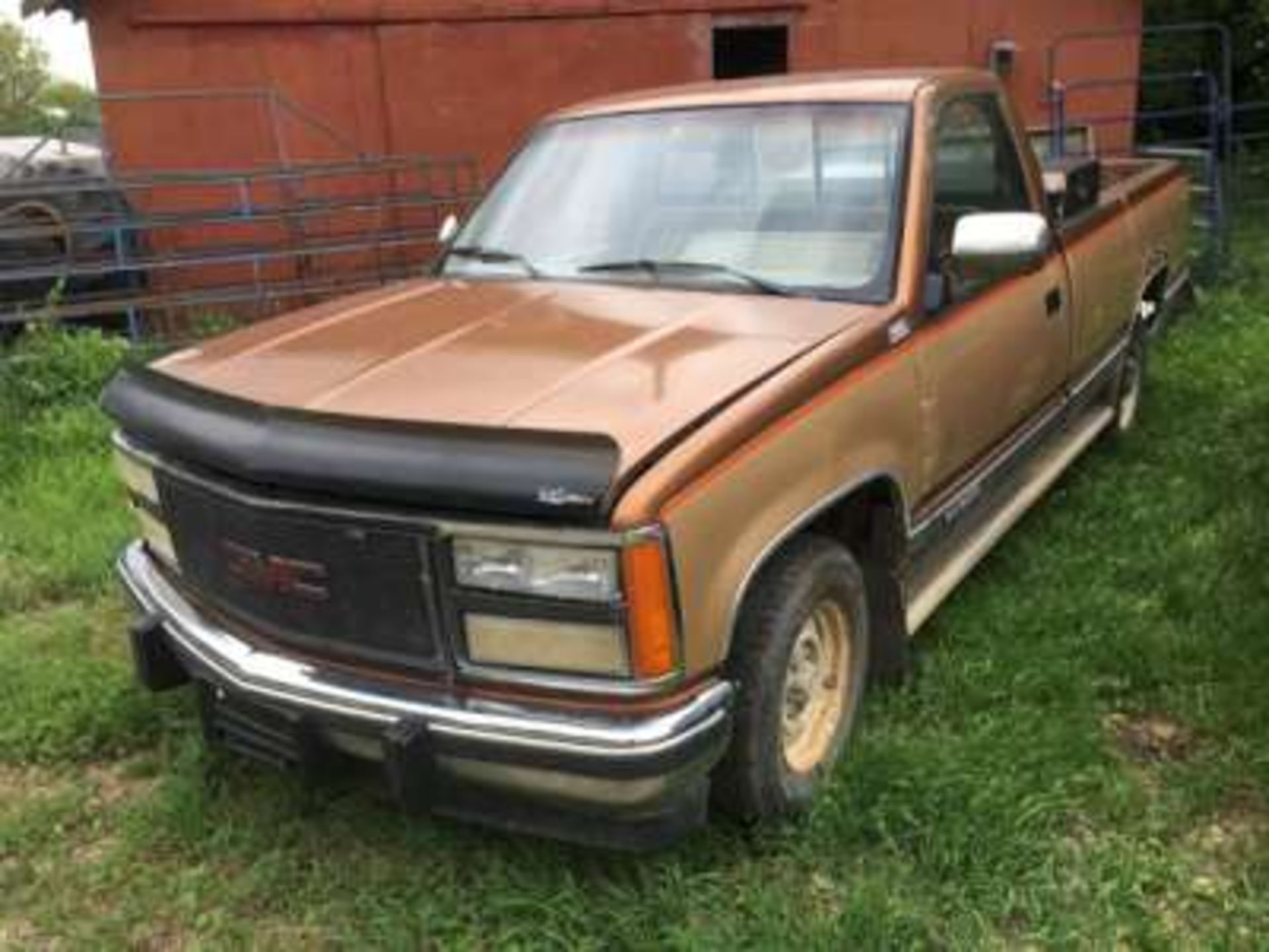 1987 GMC 1500, regular cab, 2wd, tool box, 219,000kms (needs safety) (farm truck)