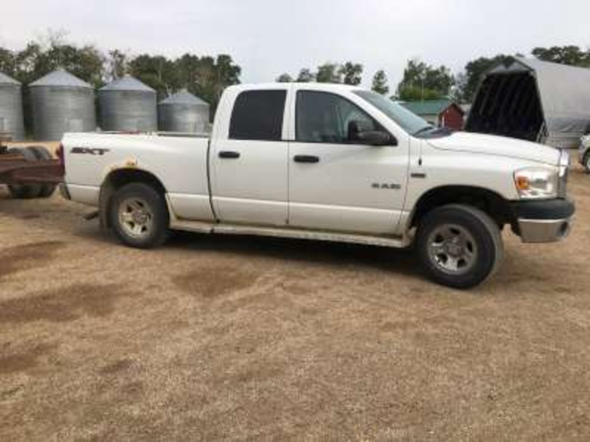 2006 Dodge Ram 1500 Quad Cab truck (White), 4x4, auto, p/t/c/ac, and 266,000kms (Previously - Bild 4 aus 4