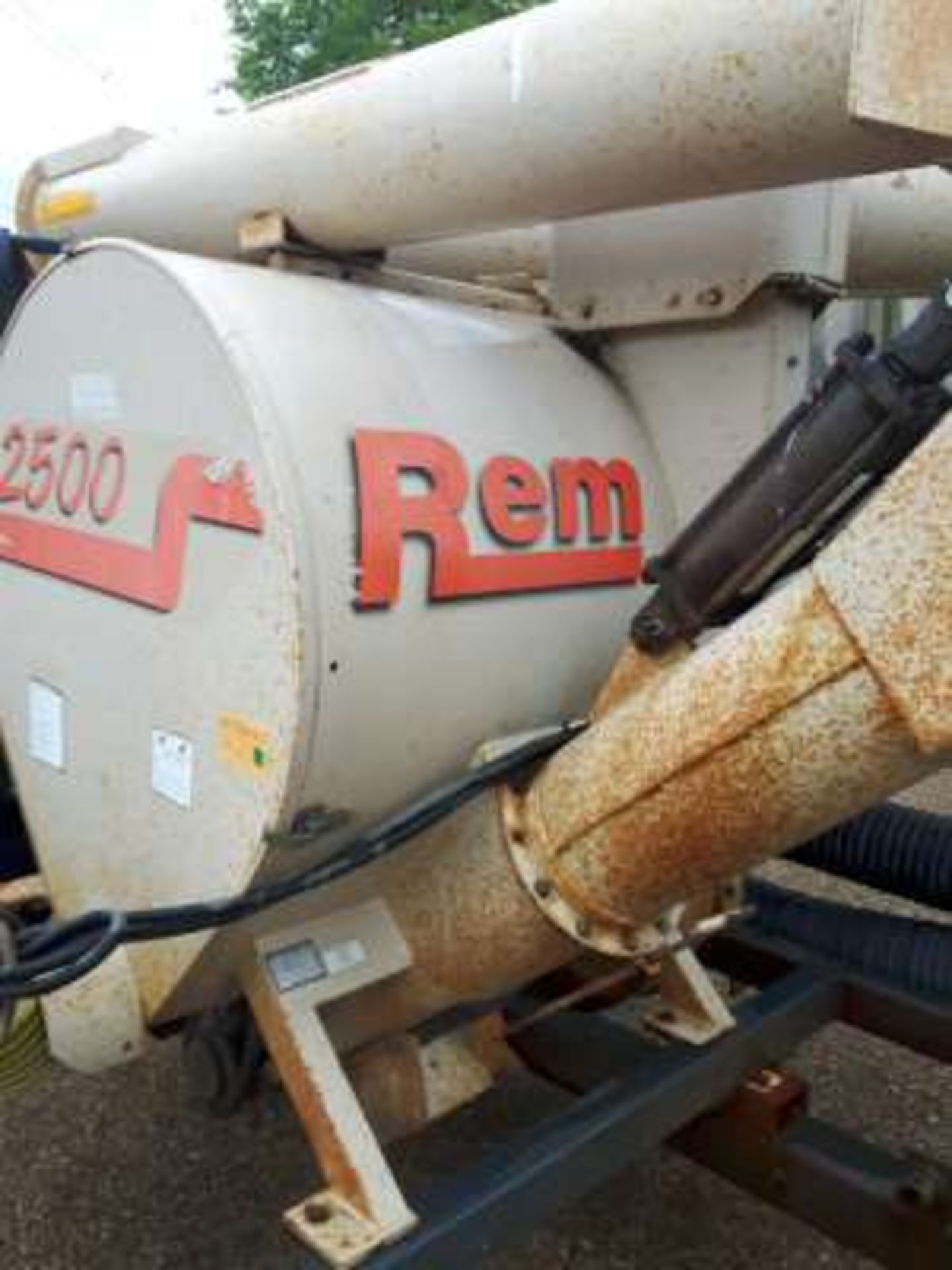 REM 2500 Grain Vac, pto drive - Image 2 of 2