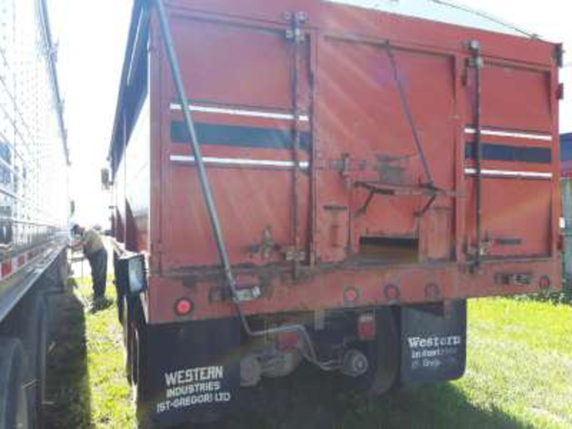 1975 International Cab-over Tandem grain truck, 20ft b&h w/ roll tarp, rebuilt engine with about - Bild 6 aus 9