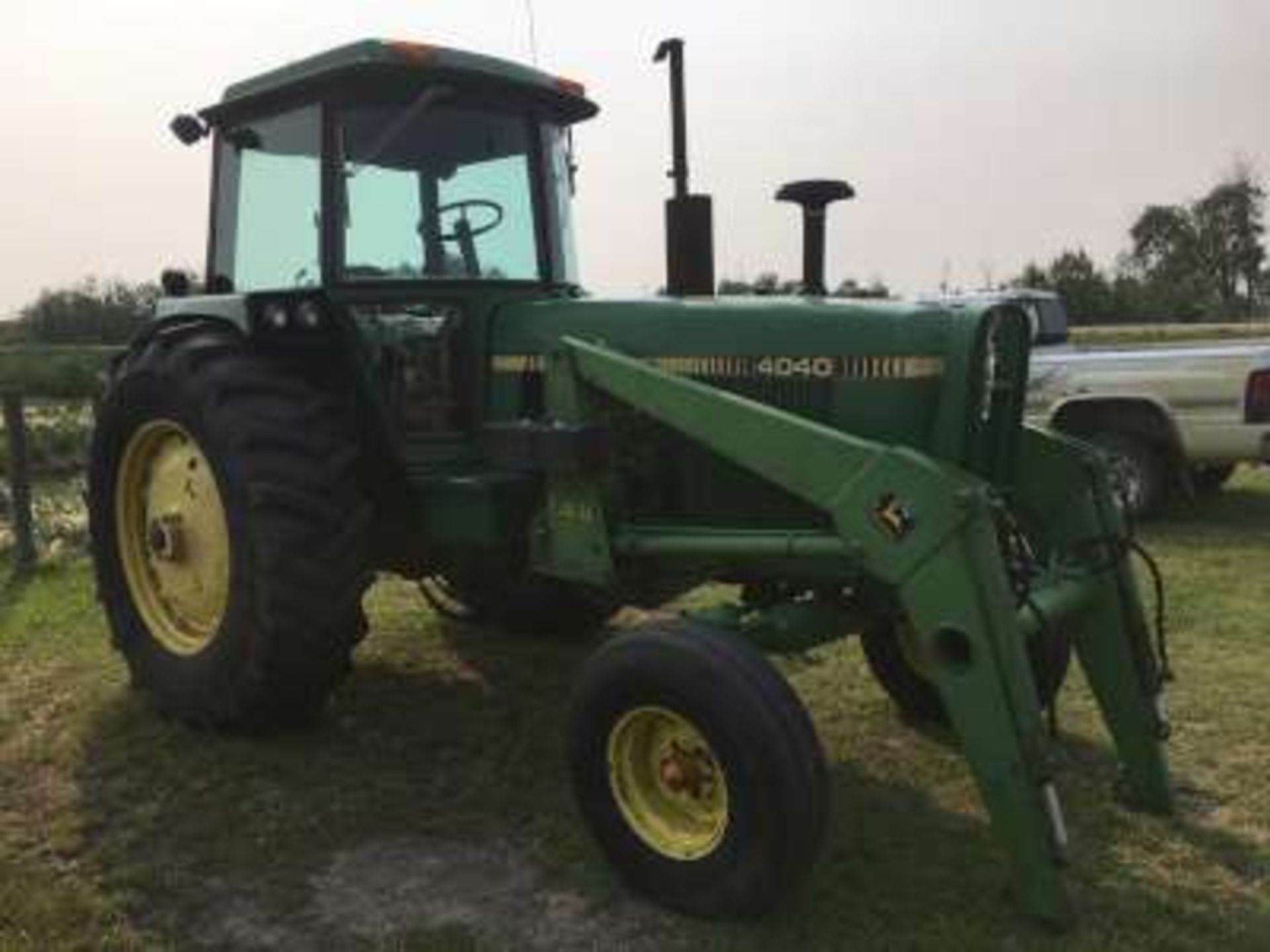 JD 4040 tractor, 5600hrs, 3pth, 3 hyds w/JD 148 FEL & Grapple, tires like new