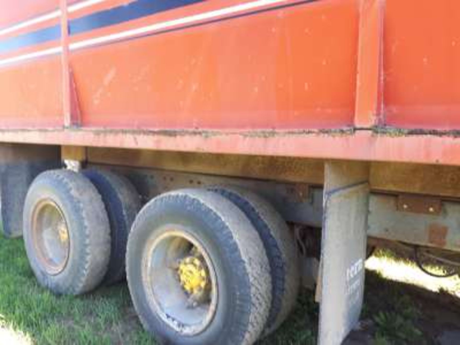 1975 International Cab-over Tandem grain truck, 20ft b&h w/ roll tarp, rebuilt engine with about - Bild 5 aus 9