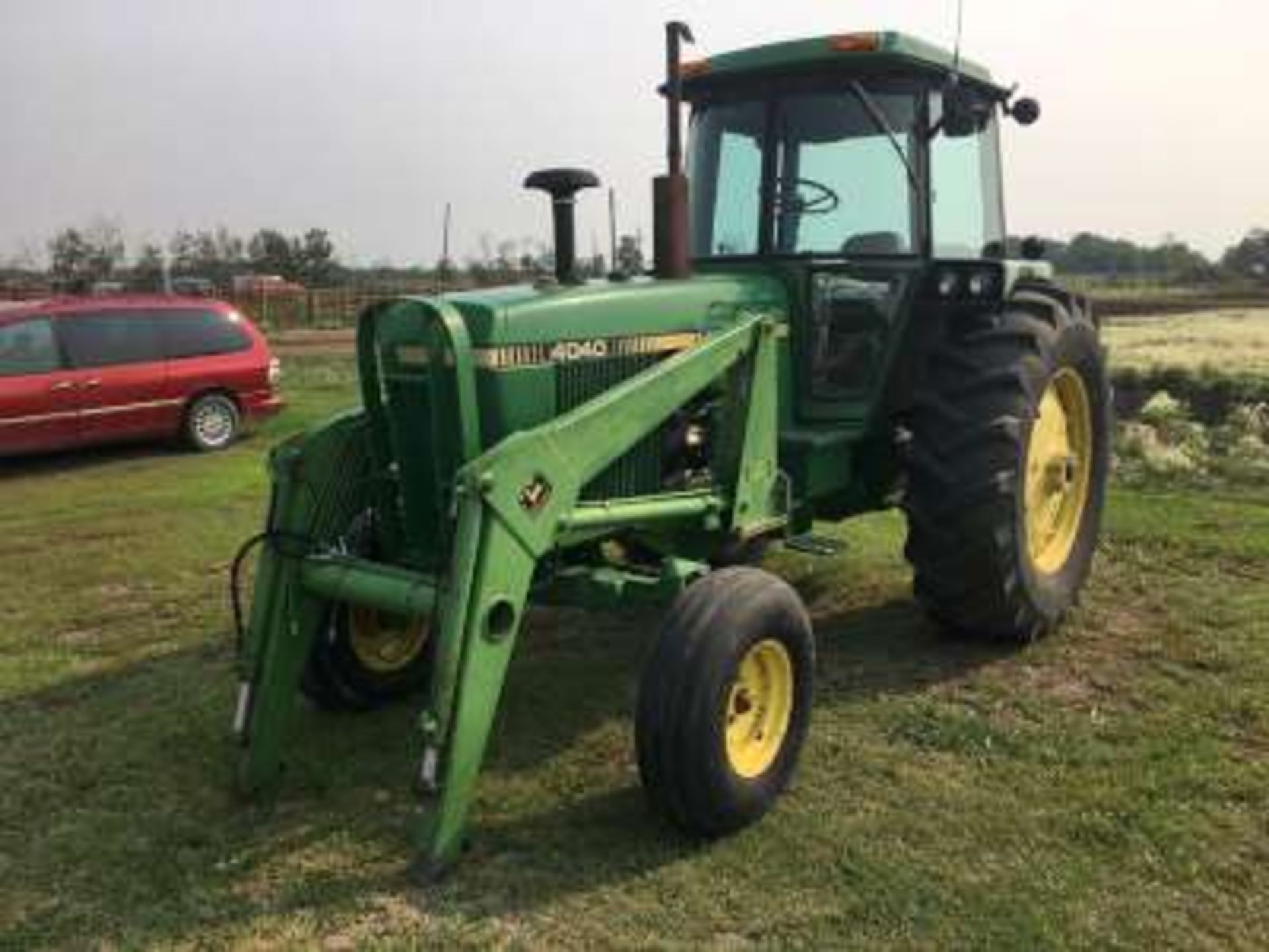 JD 4040 tractor, 5600hrs, 3pth, 3 hyds w/JD 148 FEL & Grapple, tires like new - Image 2 of 6