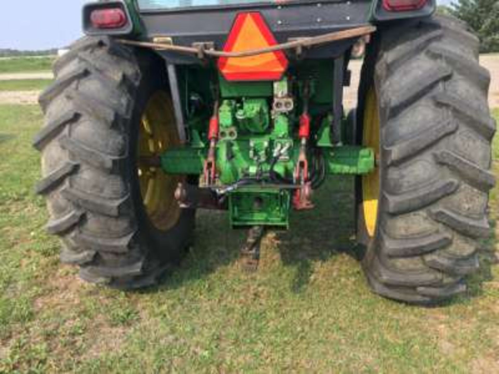 JD 4040 tractor, 5600hrs, 3pth, 3 hyds w/JD 148 FEL & Grapple, tires like new - Image 3 of 6