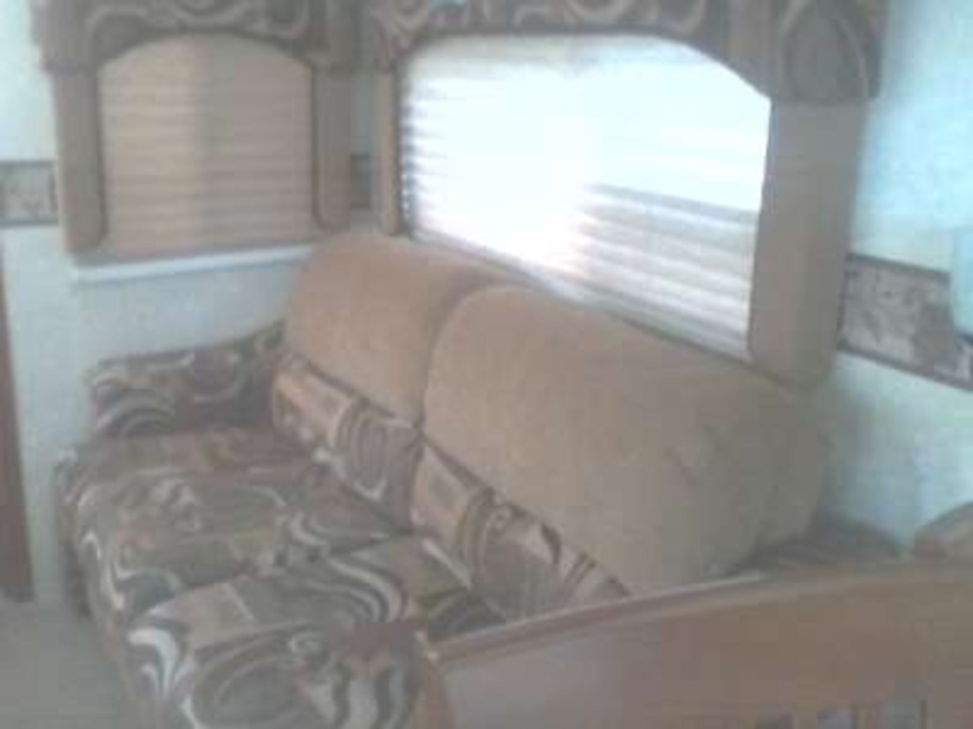 2009 30ft Outback 5TH Wheel Holiday Trailer, 2 slides, kitchen, dining table w/4 chairs, couch, 2 - Image 7 of 9