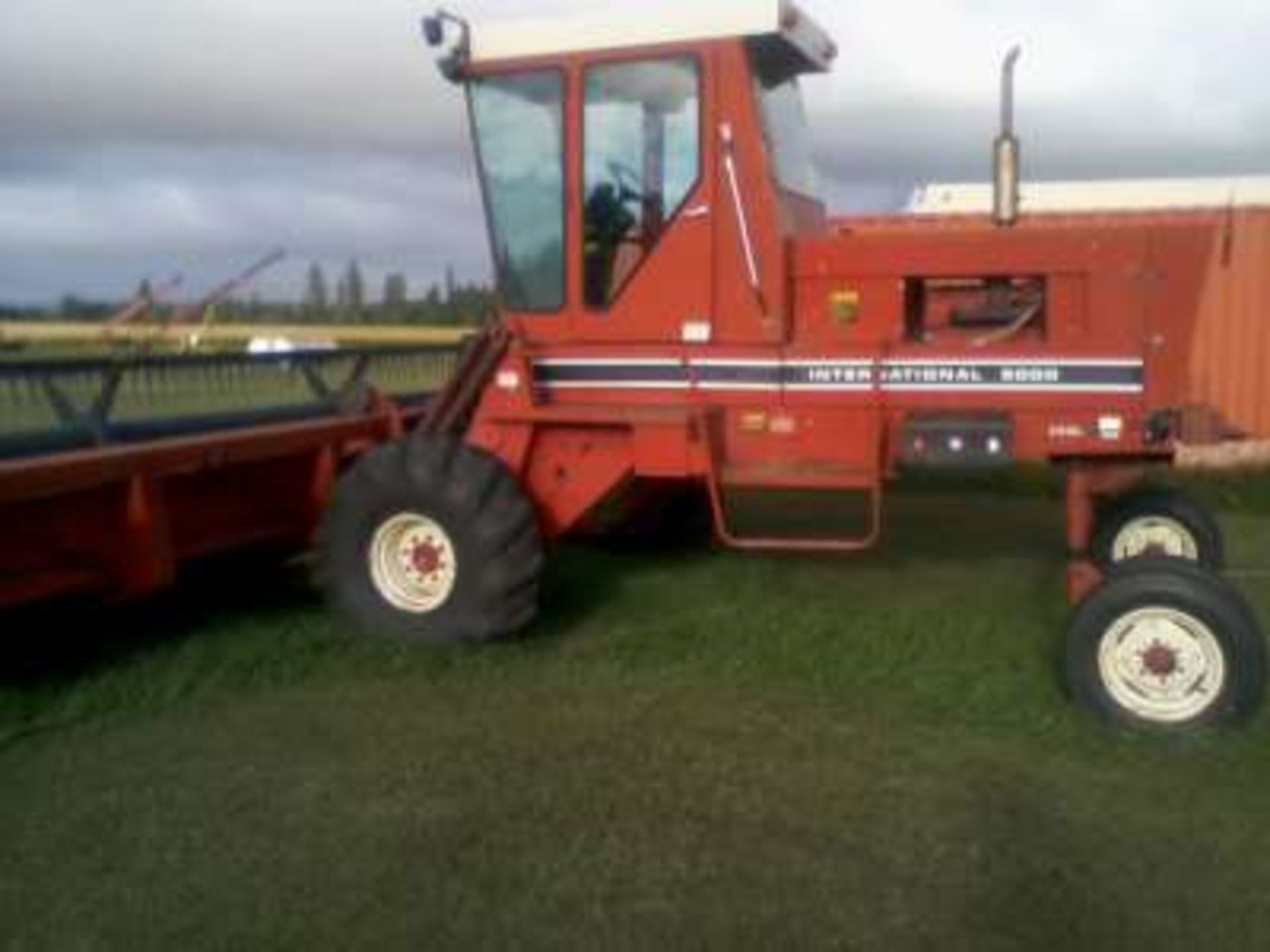 IH 5000 S.P. swather, diesel, cab, 24ft table w/p.u. reels, s/n 1388 - Image 5 of 10