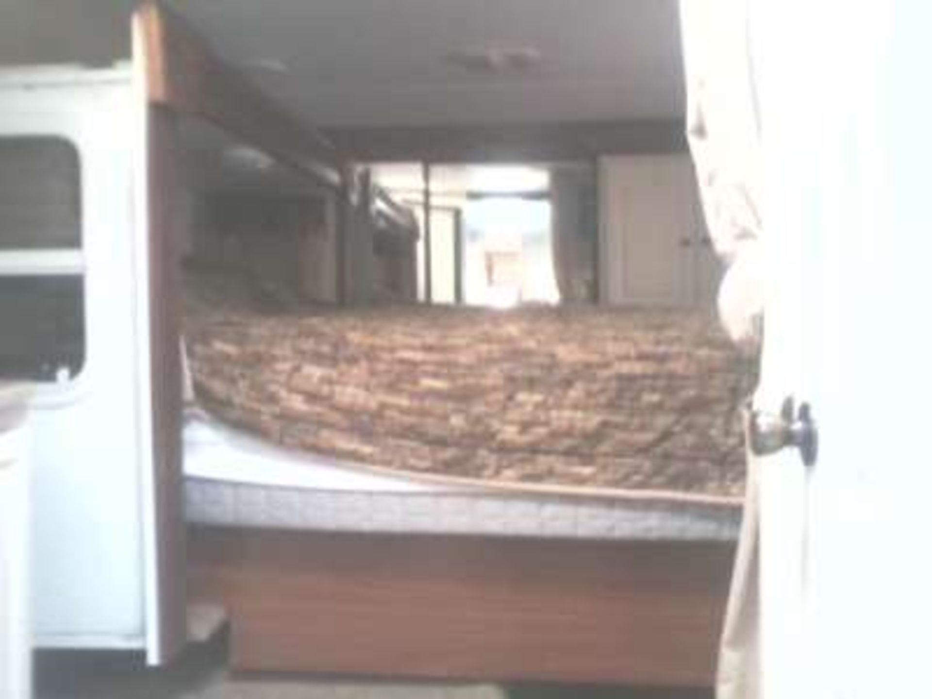 2009 30ft Outback 5TH Wheel Holiday Trailer, 2 slides, kitchen, dining table w/4 chairs, couch, 2 - Image 3 of 9