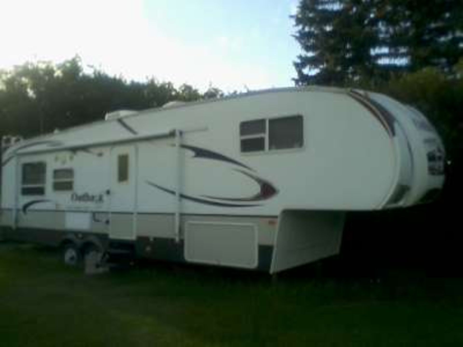 2009 30ft Outback 5TH Wheel Holiday Trailer, 2 slides, kitchen, dining table w/4 chairs, couch, 2