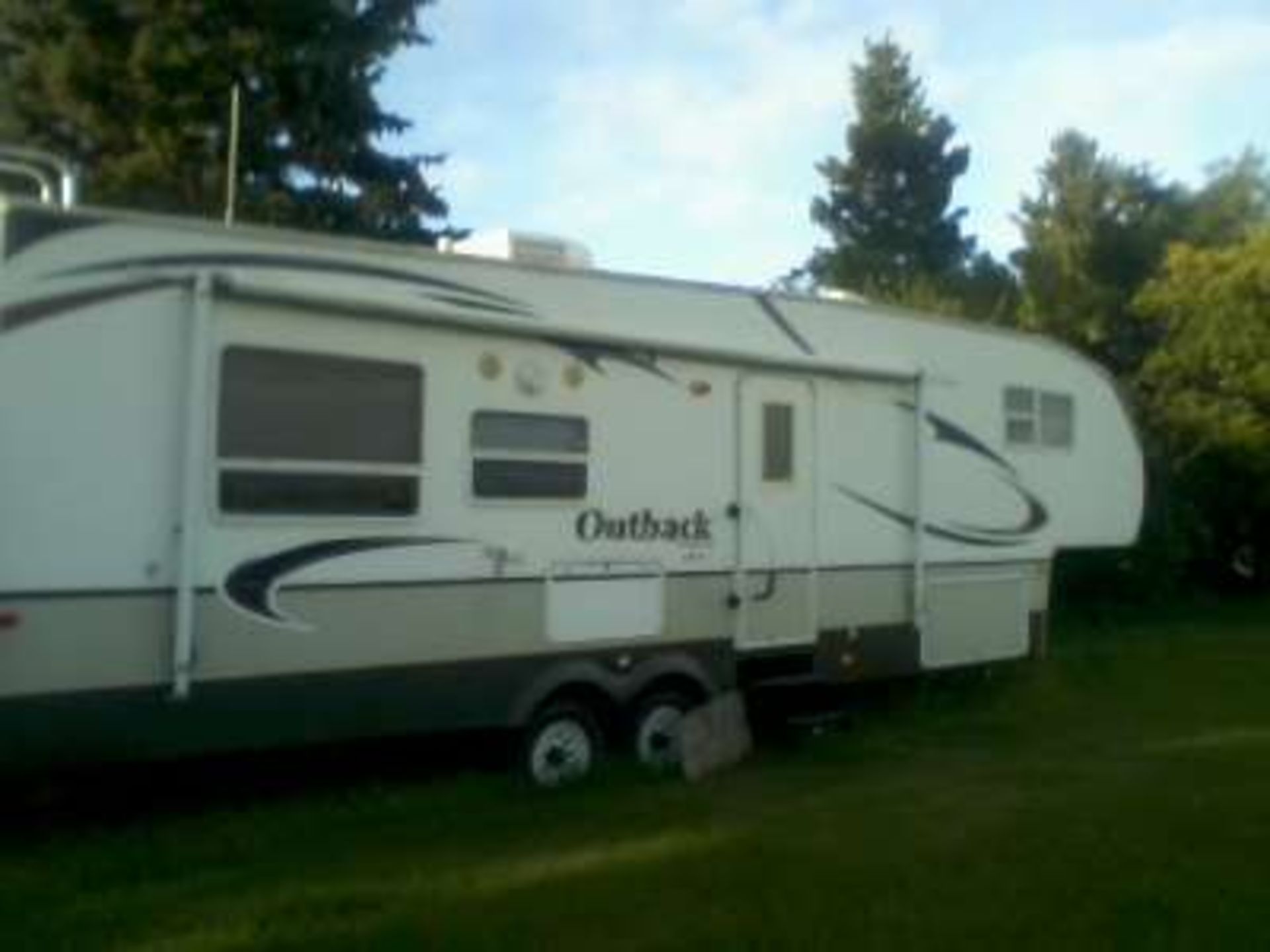 2009 30ft Outback 5TH Wheel Holiday Trailer, 2 slides, kitchen, dining table w/4 chairs, couch, 2 - Image 9 of 9