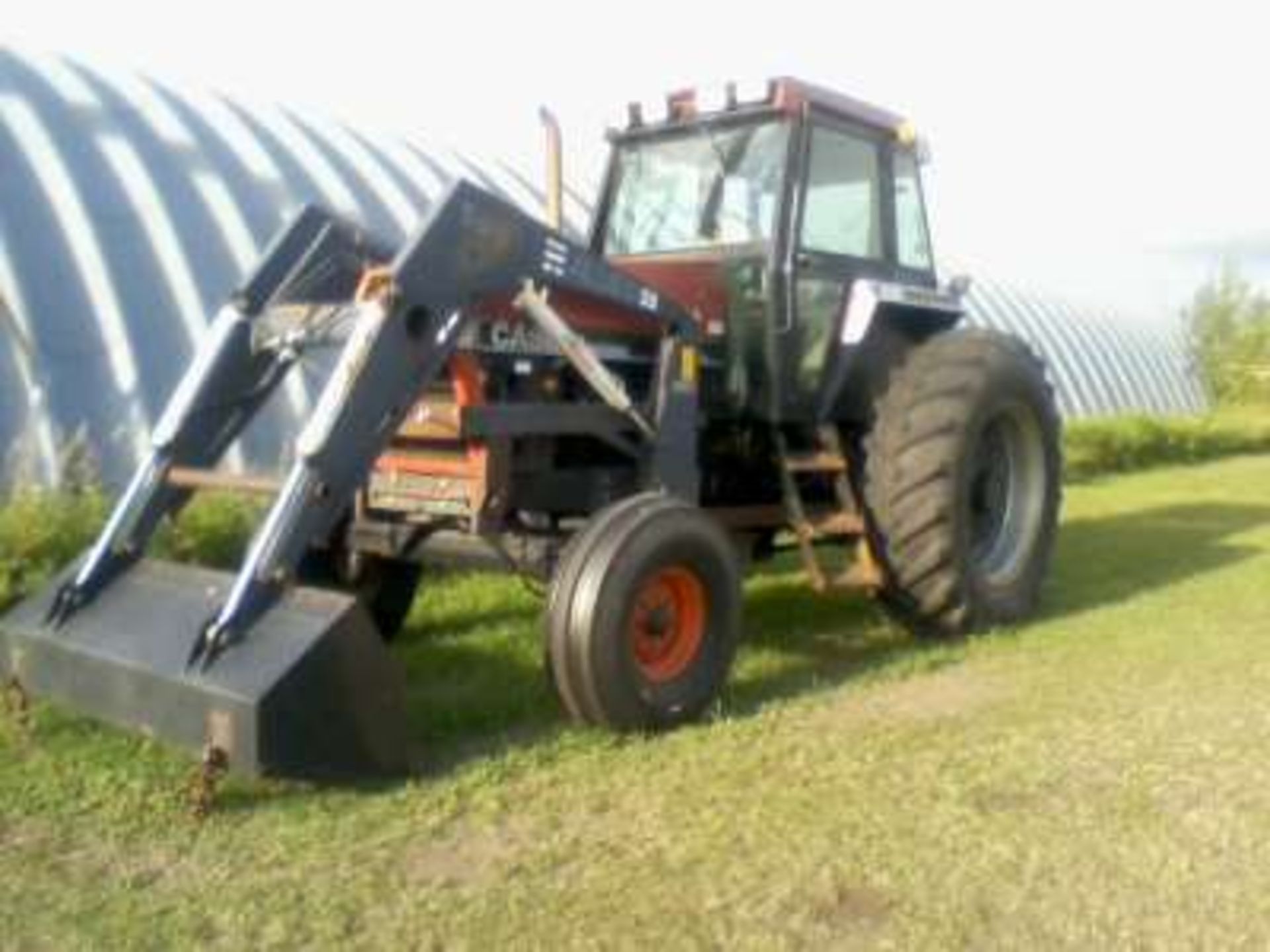 CIH 2096 tractor, cab, dual hyds, pto, 20.8x38 tires (fair-good), 3442hrs, w/Allied 590FEL and 6ft - Image 4 of 4