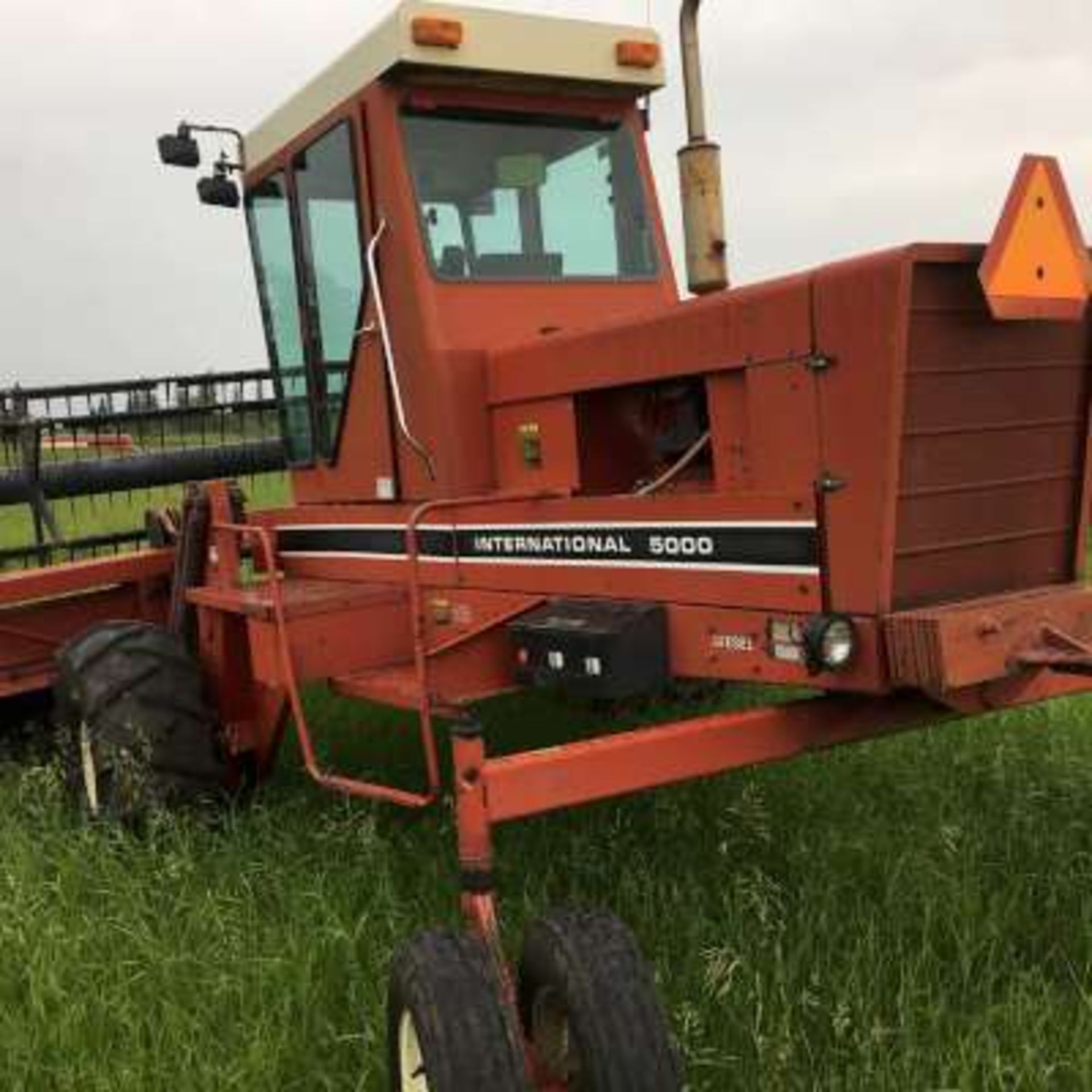 IH 5000 S.P. swather, diesel, cab, 24ft table w/p.u. reels, s/n 1388 - Image 9 of 10