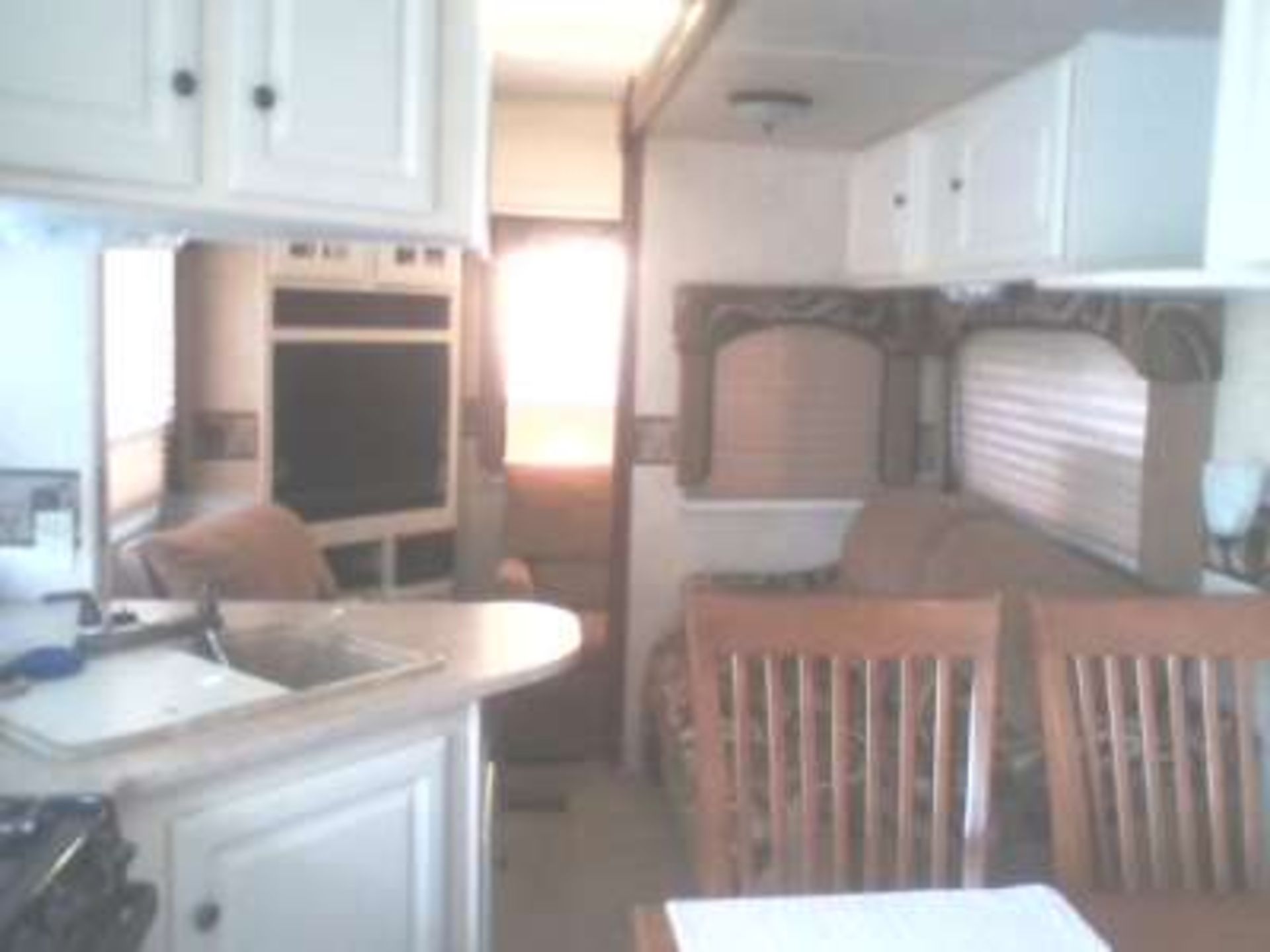 2009 30ft Outback 5TH Wheel Holiday Trailer, 2 slides, kitchen, dining table w/4 chairs, couch, 2 - Image 6 of 9