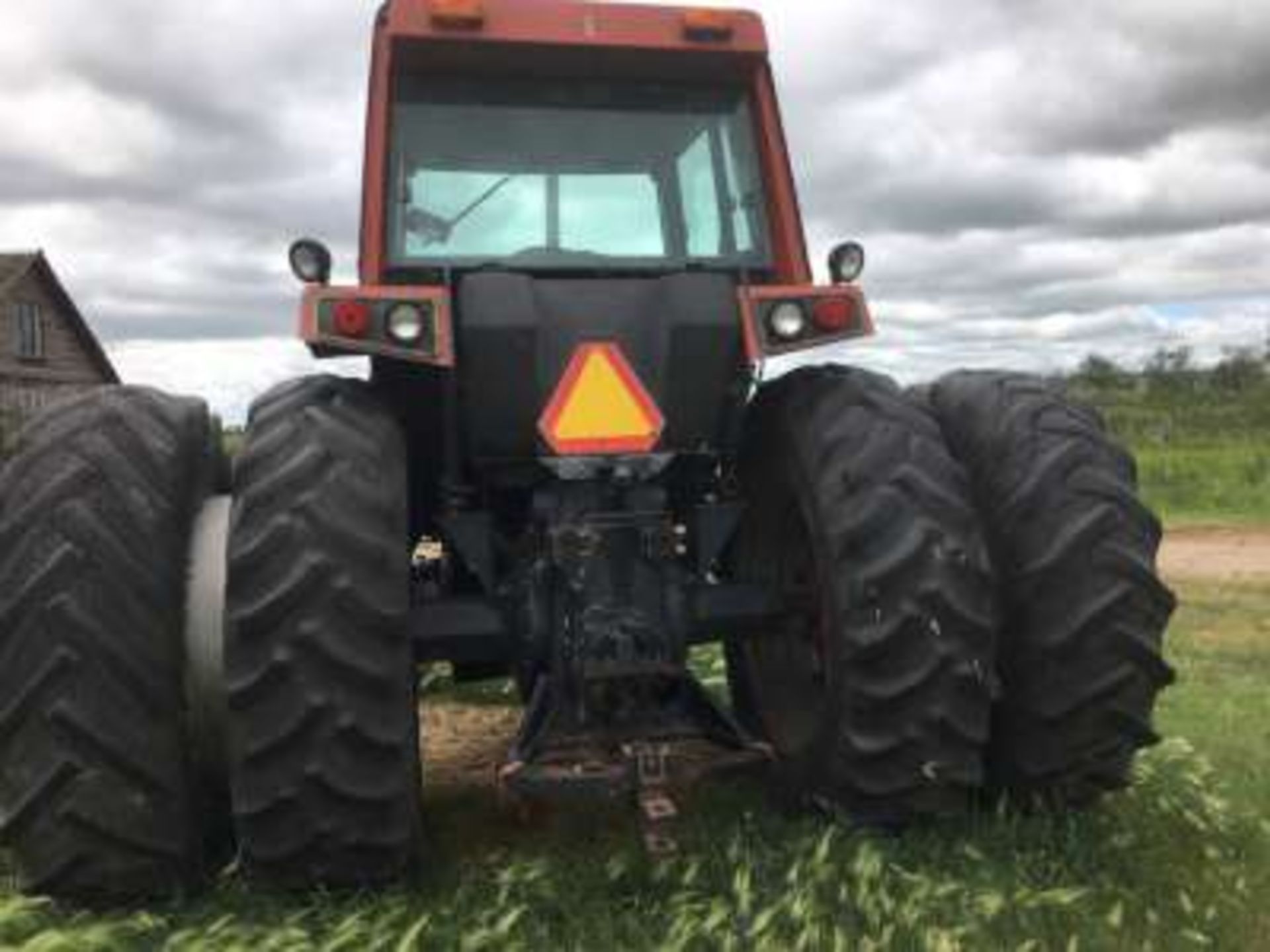 IH 3688 tractor, dsl, 18.4-38 duals tires, cab, dual hyds, pto, 4208hrs, s/n 2530004U002910 - Image 4 of 5