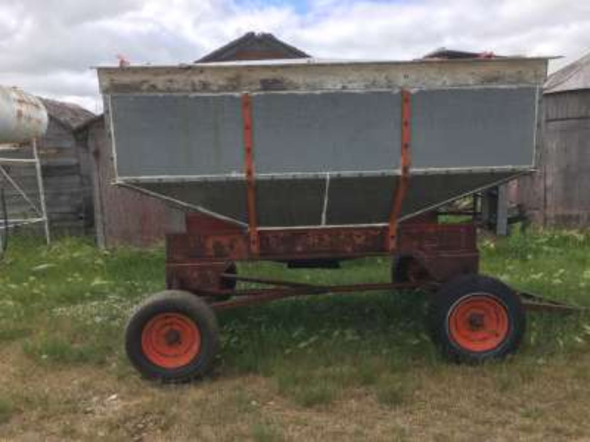 4 wheel hopper tank