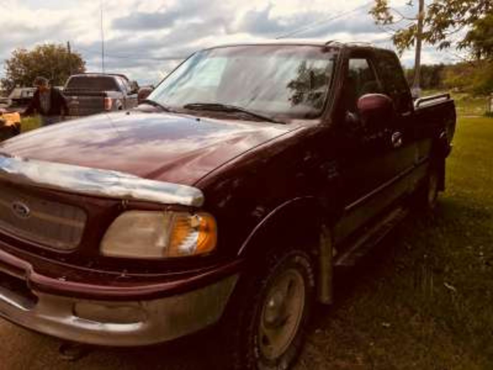 1998 Ford XLT F150 super cab, 4x4, V8 Triton engine, loaded, slit seat, running boards, box - Image 2 of 5