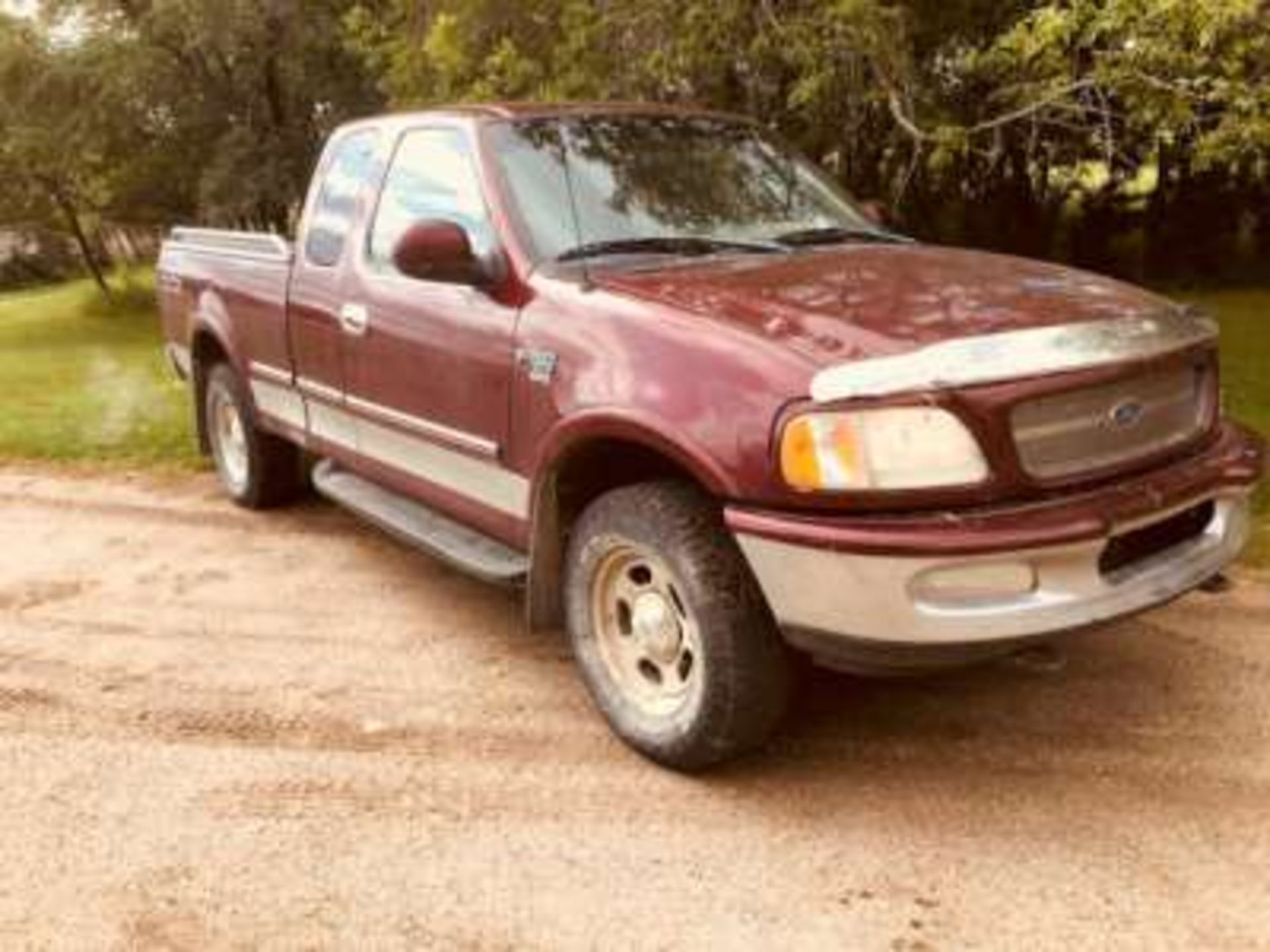 1998 Ford XLT F150 super cab, 4x4, V8 Triton engine, loaded, slit seat, running boards, box