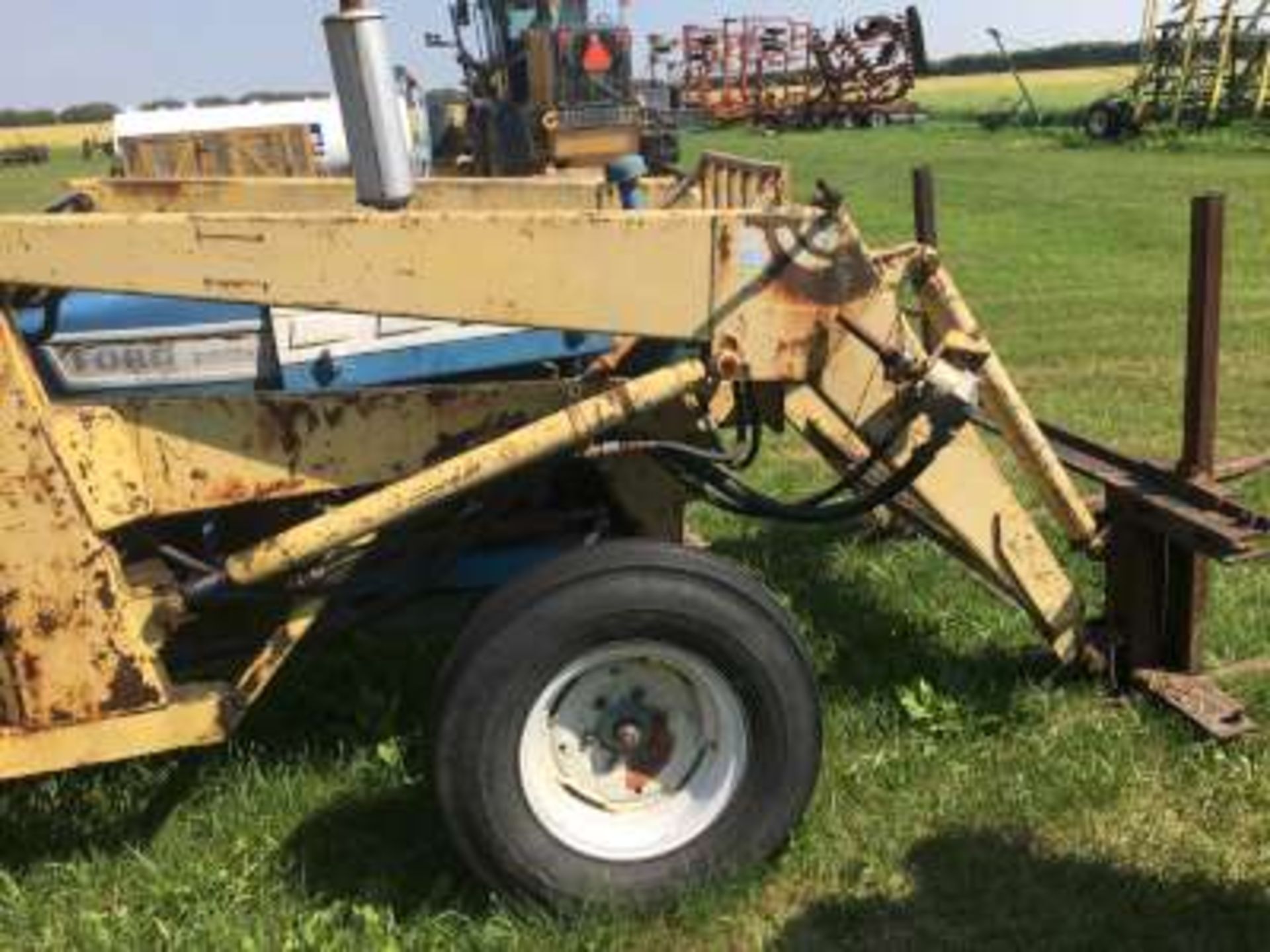 Ford 3000 tractor, gas, w/FEL (not running) - Image 4 of 4