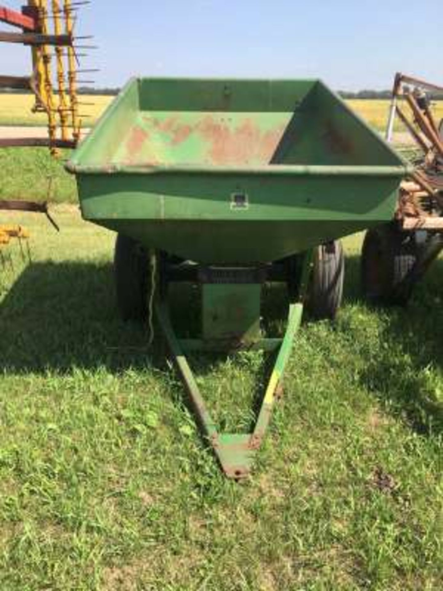 John Deere 301 fertilizer spreader (1.5Ton ?)