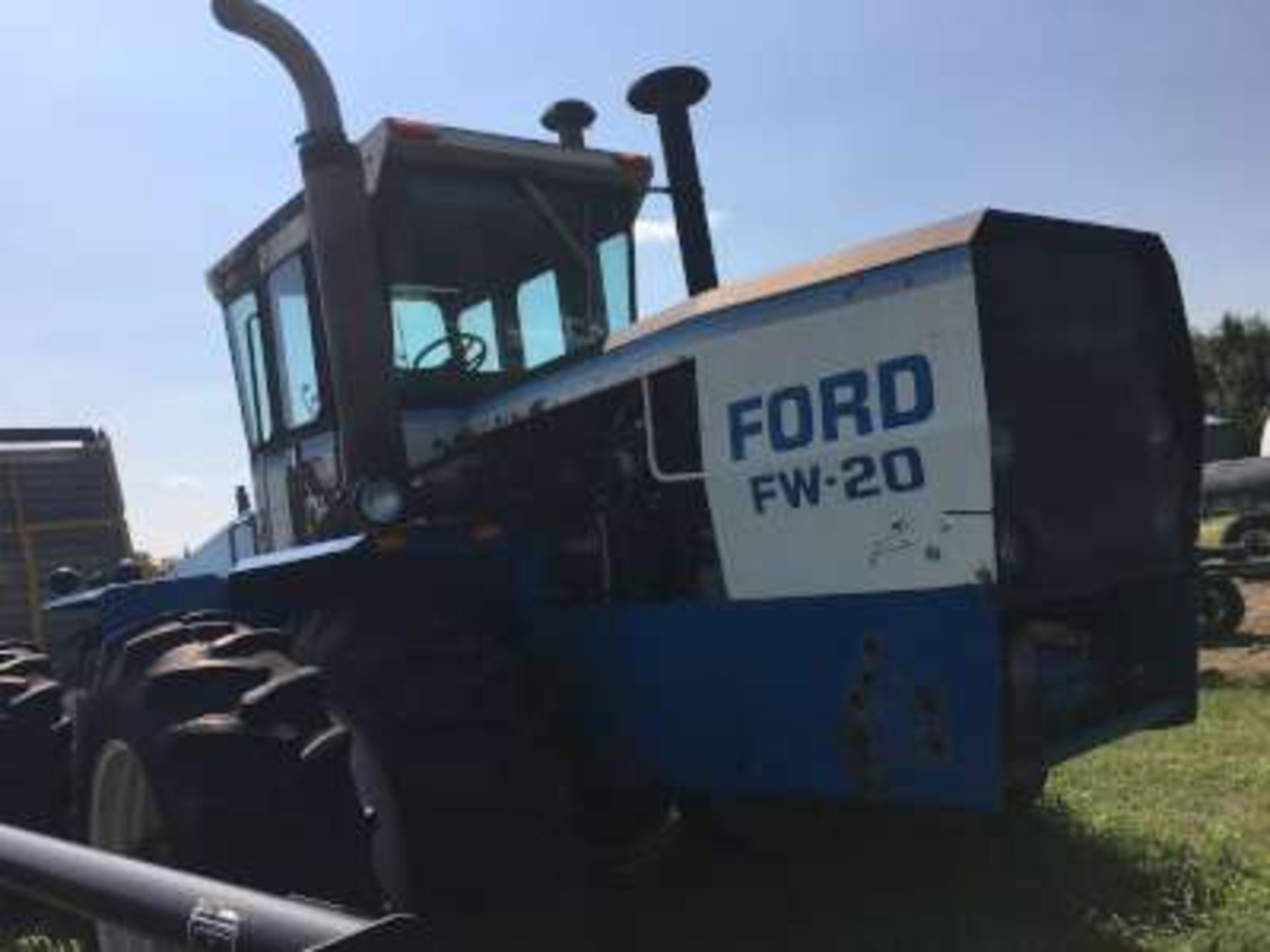 Ford FW20 4WD tractor, duals, Cummins engine, 4354hrs (stuck in gear) - Bild 4 aus 4