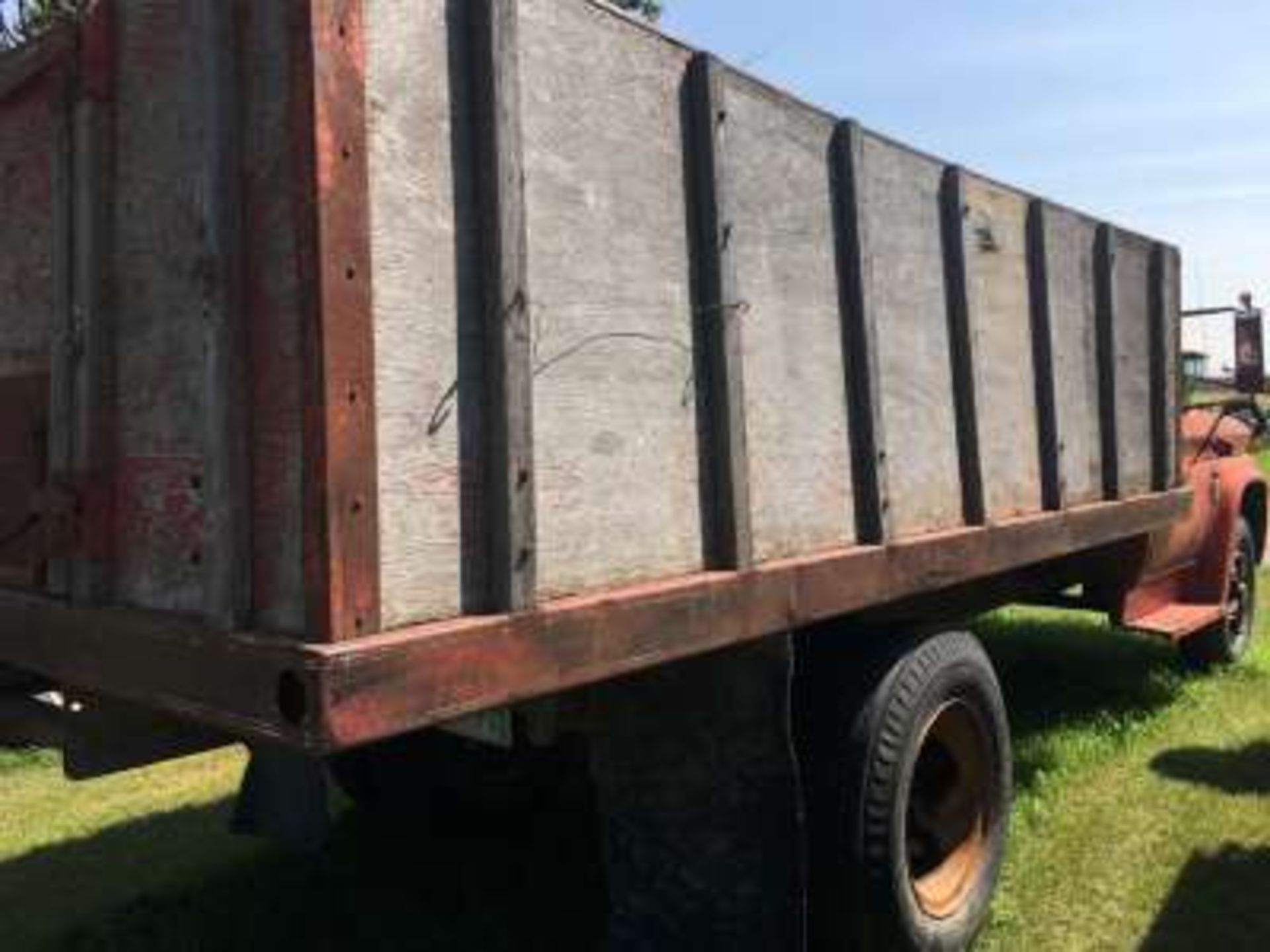 1964 Chev 60 series grain truck, V8 4x2spd, 15ft wooden B&H, 56,000 miles - Image 3 of 7