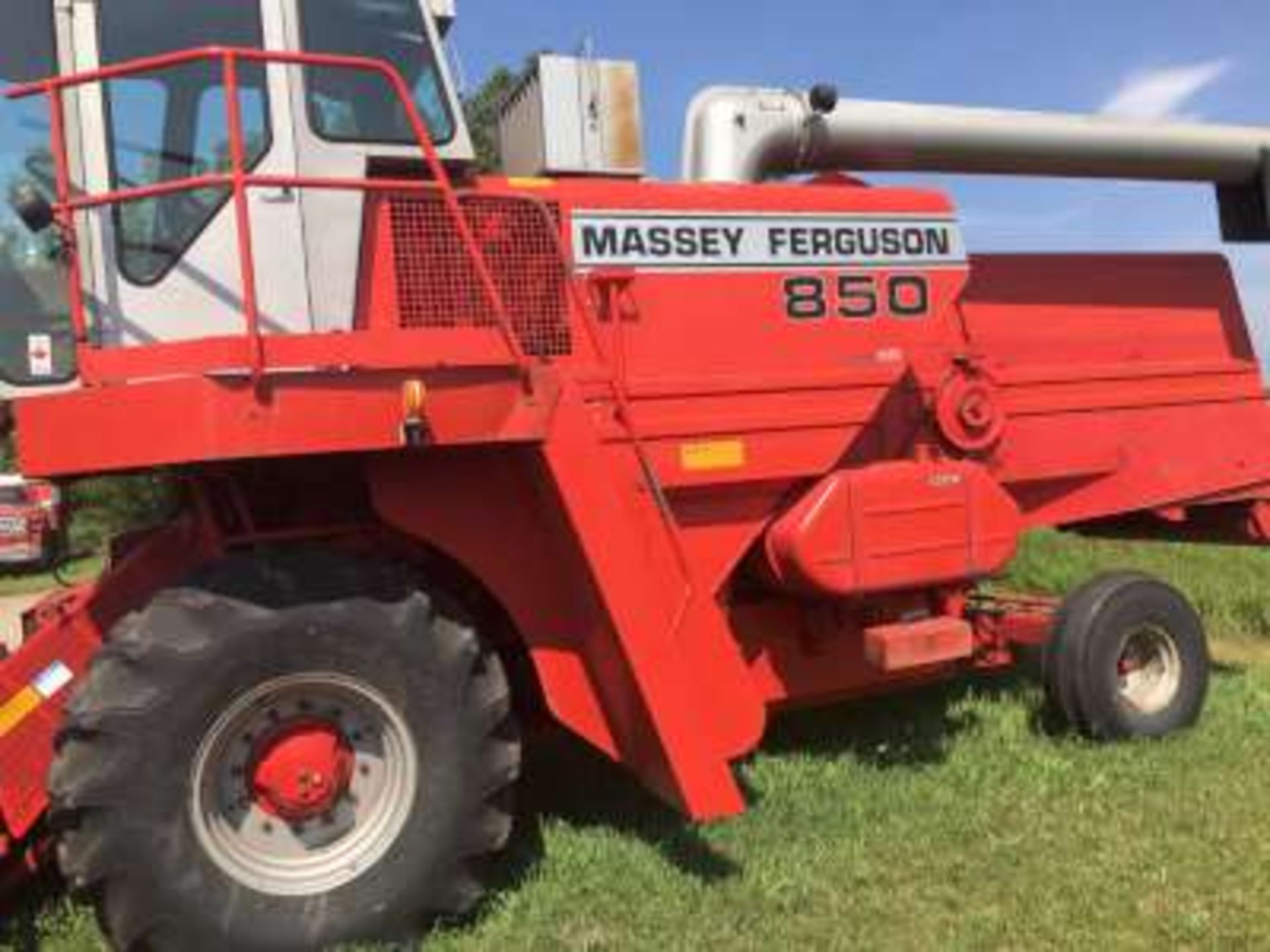 MF 850 combine, 2677hrs, gear driven, grey cab w/pickup - Image 2 of 7