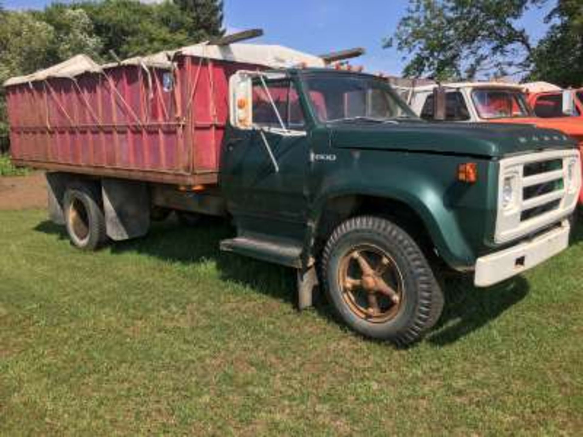 Dodge 600 grain truck, 5spd, 900.20 tires, b&h