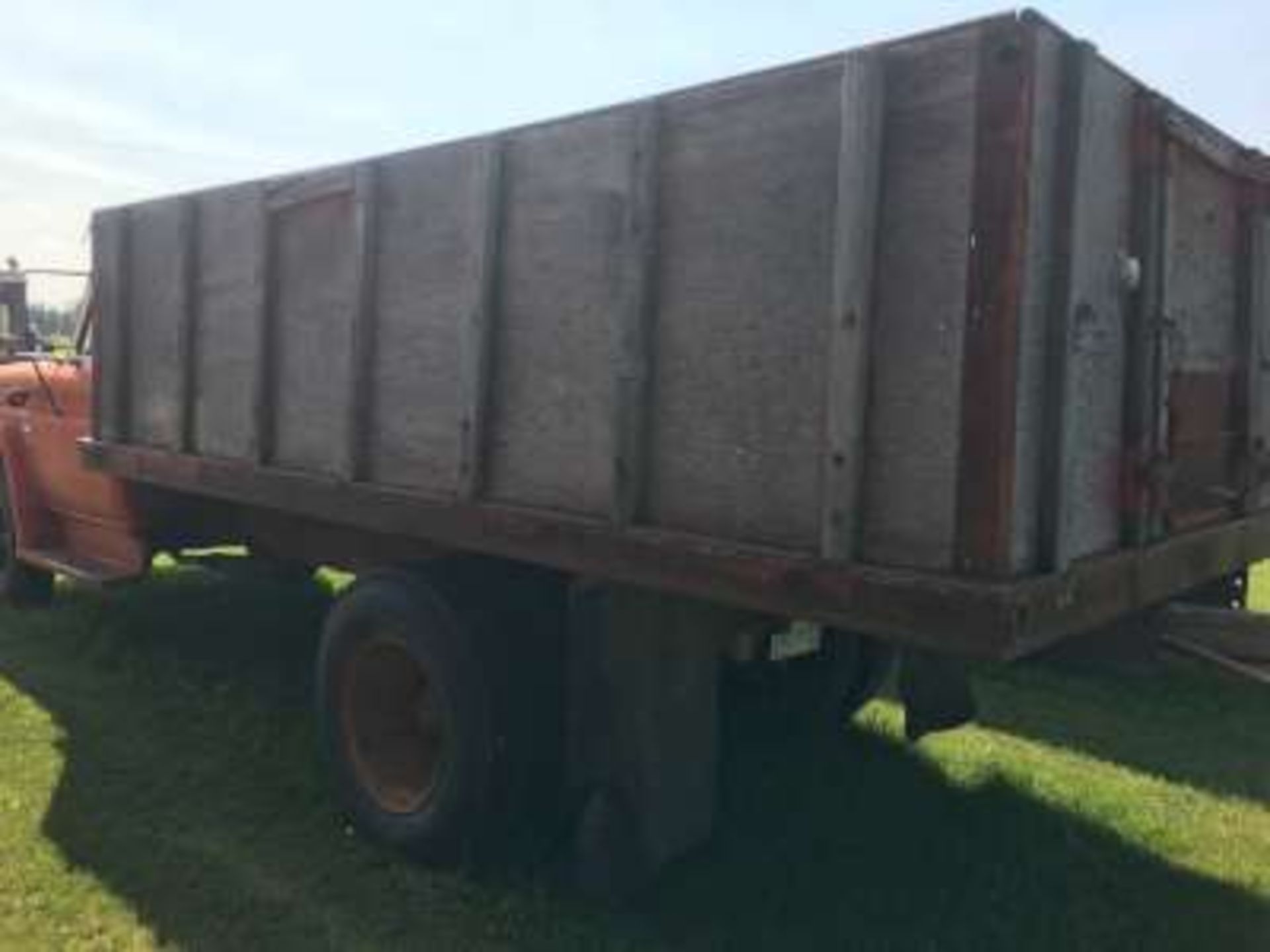 1964 Chev 60 series grain truck, V8 4x2spd, 15ft wooden B&H, 56,000 miles - Image 4 of 7