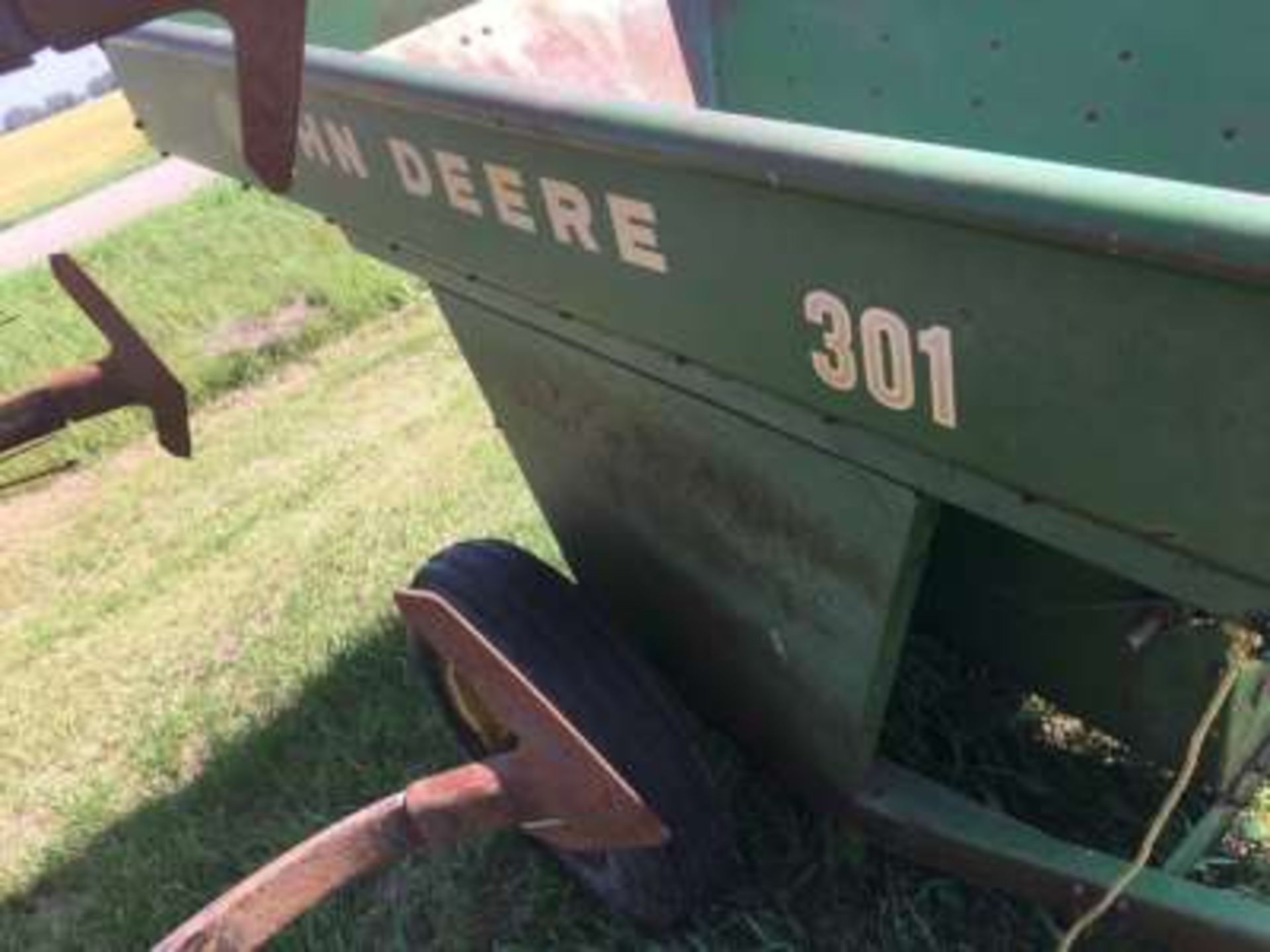 John Deere 301 fertilizer spreader (1.5Ton ?) - Image 2 of 3